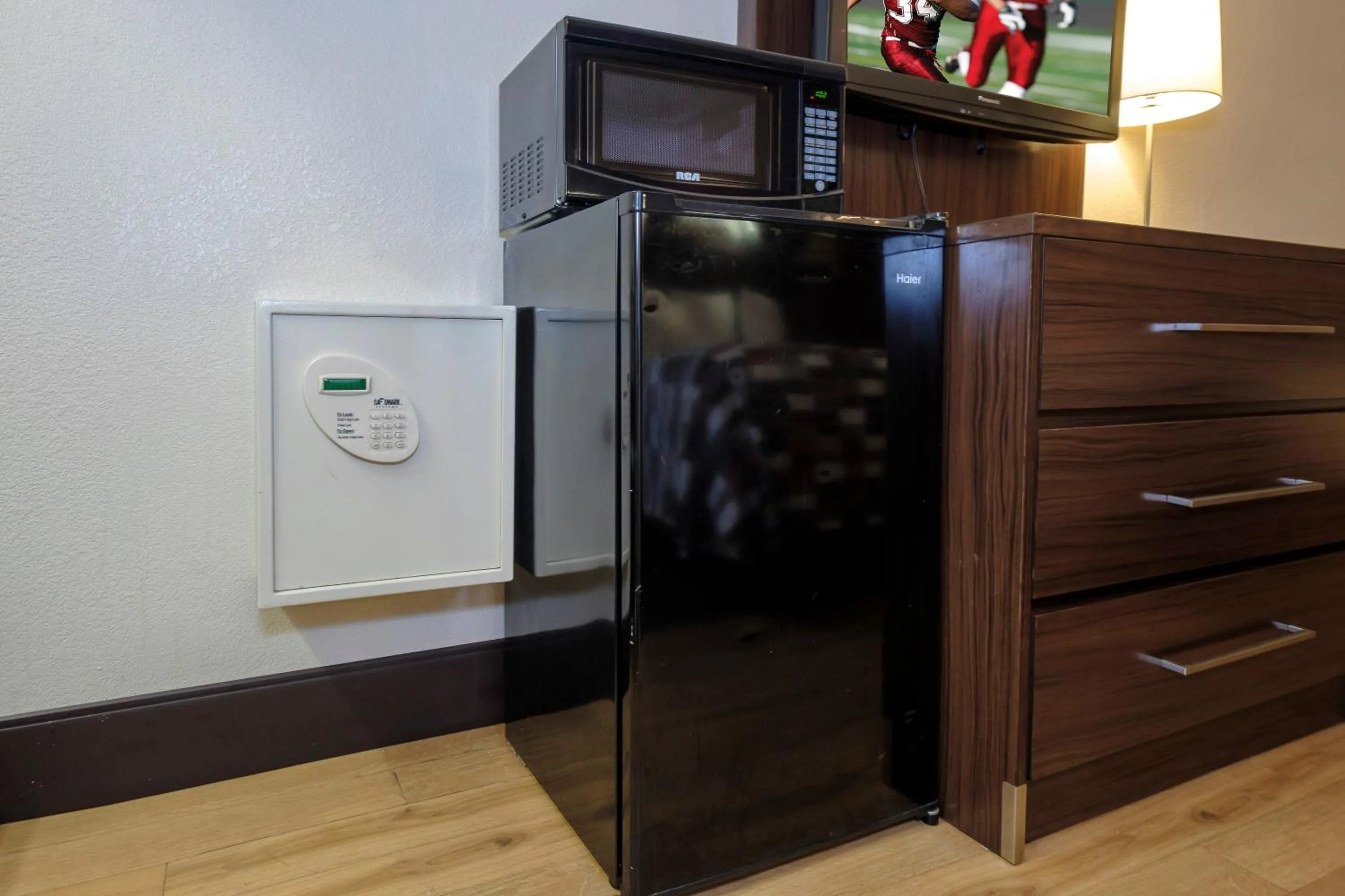 Photo of the whole room in Red Roof Inn Aberdeen