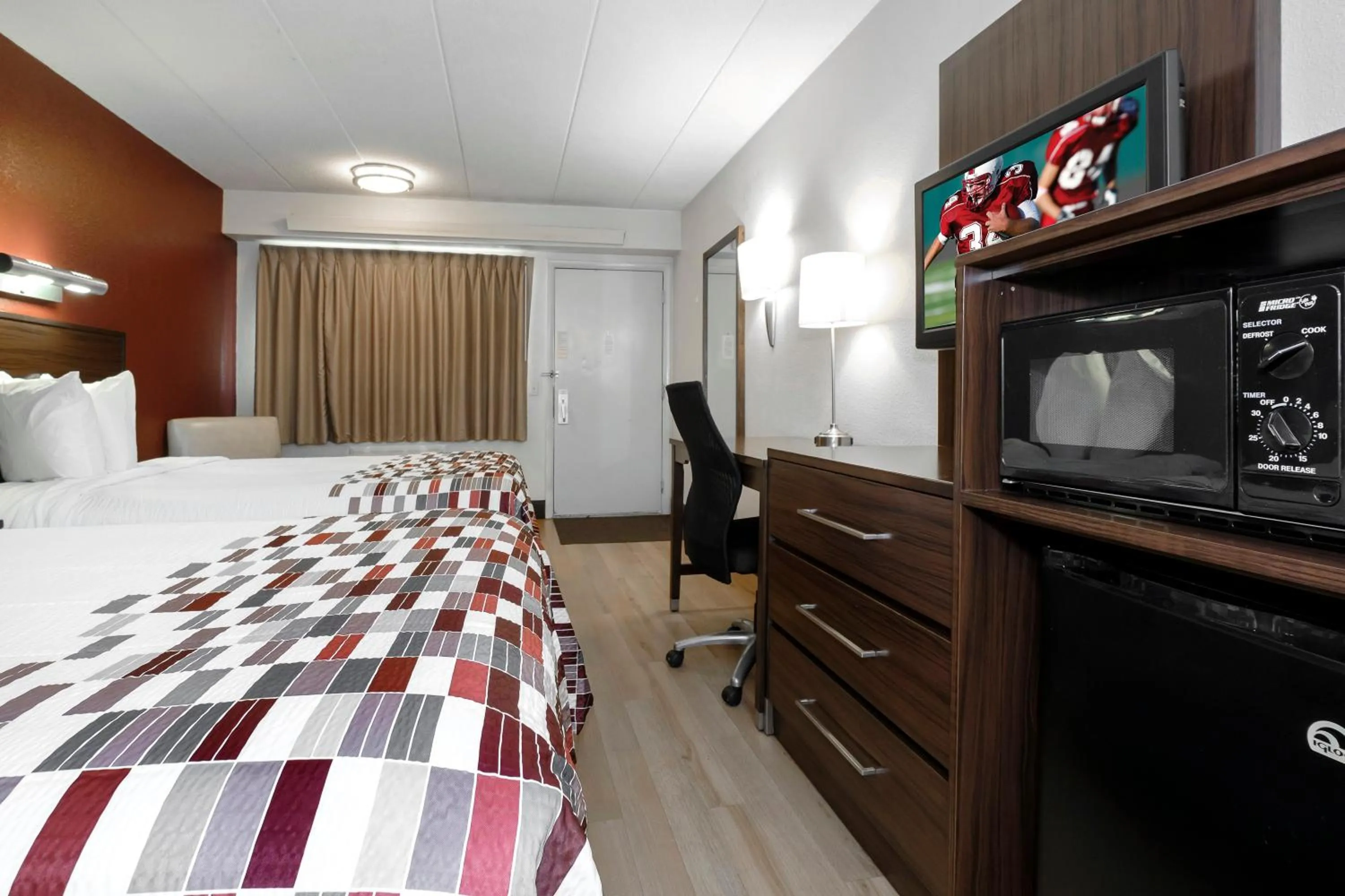 Photo of the whole room, Bed in Red Roof Inn Aberdeen