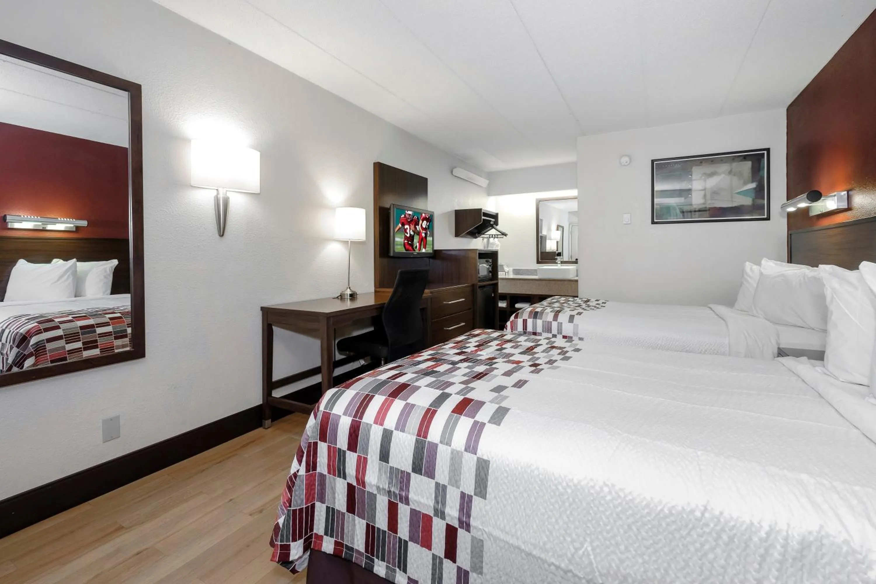 Photo of the whole room, Bed in Red Roof Inn Aberdeen