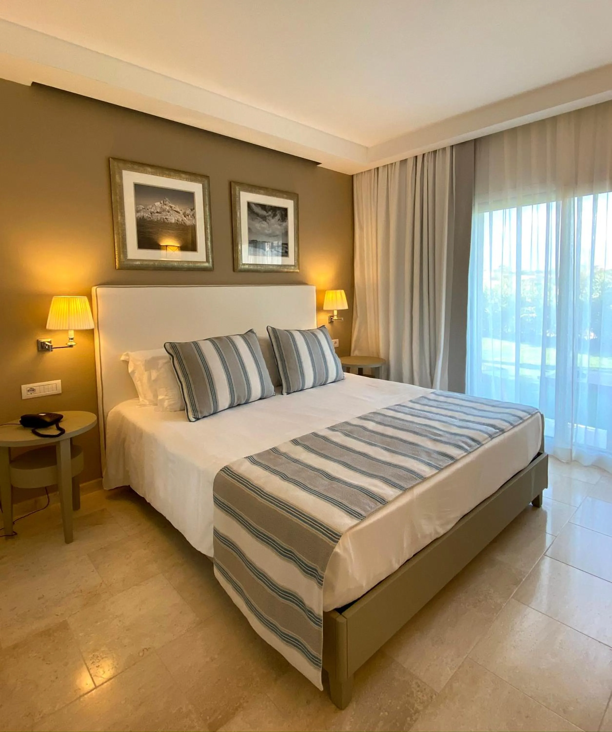 Garden view, Bed in Grand Hotel Cannigione