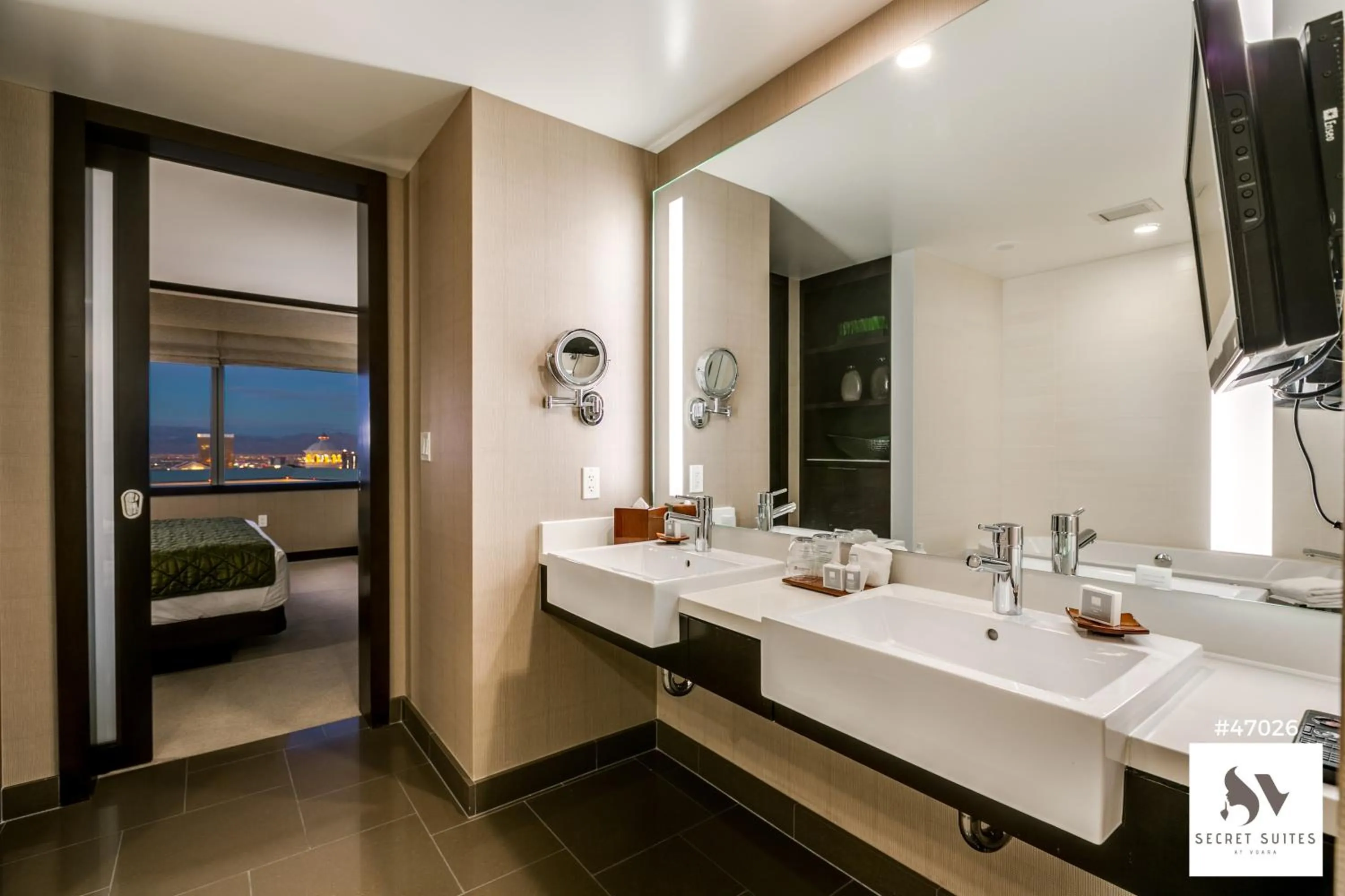 Bathroom, Bed in Secret Suites At Vdara