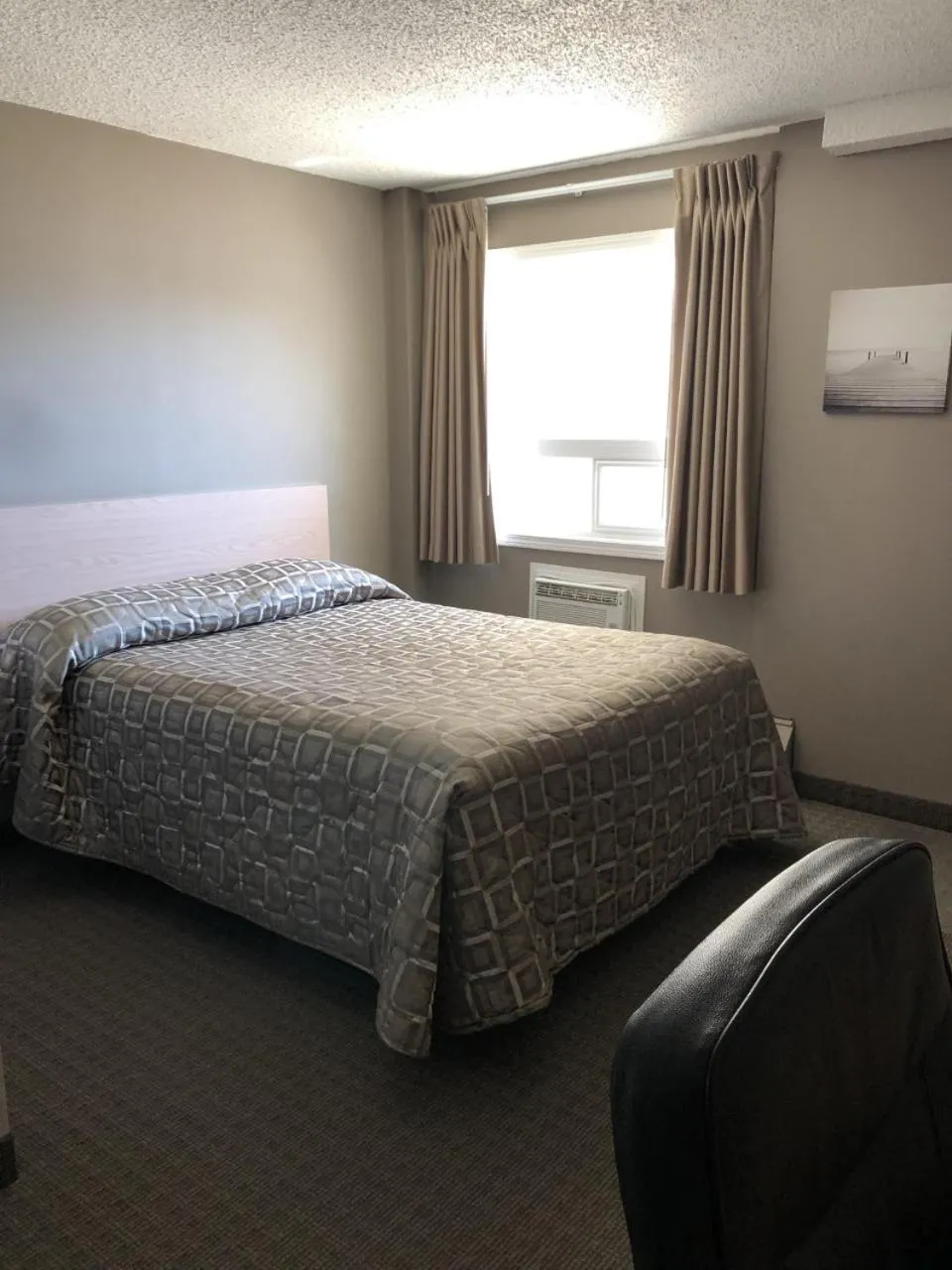 Bed in Arbour Ridge Inn & Suites