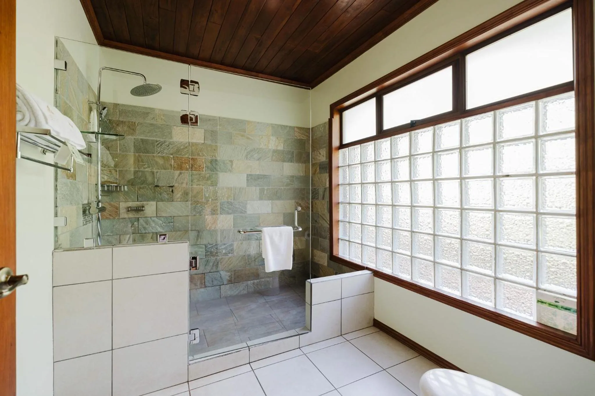Bathroom in Ficus Sunset Suites