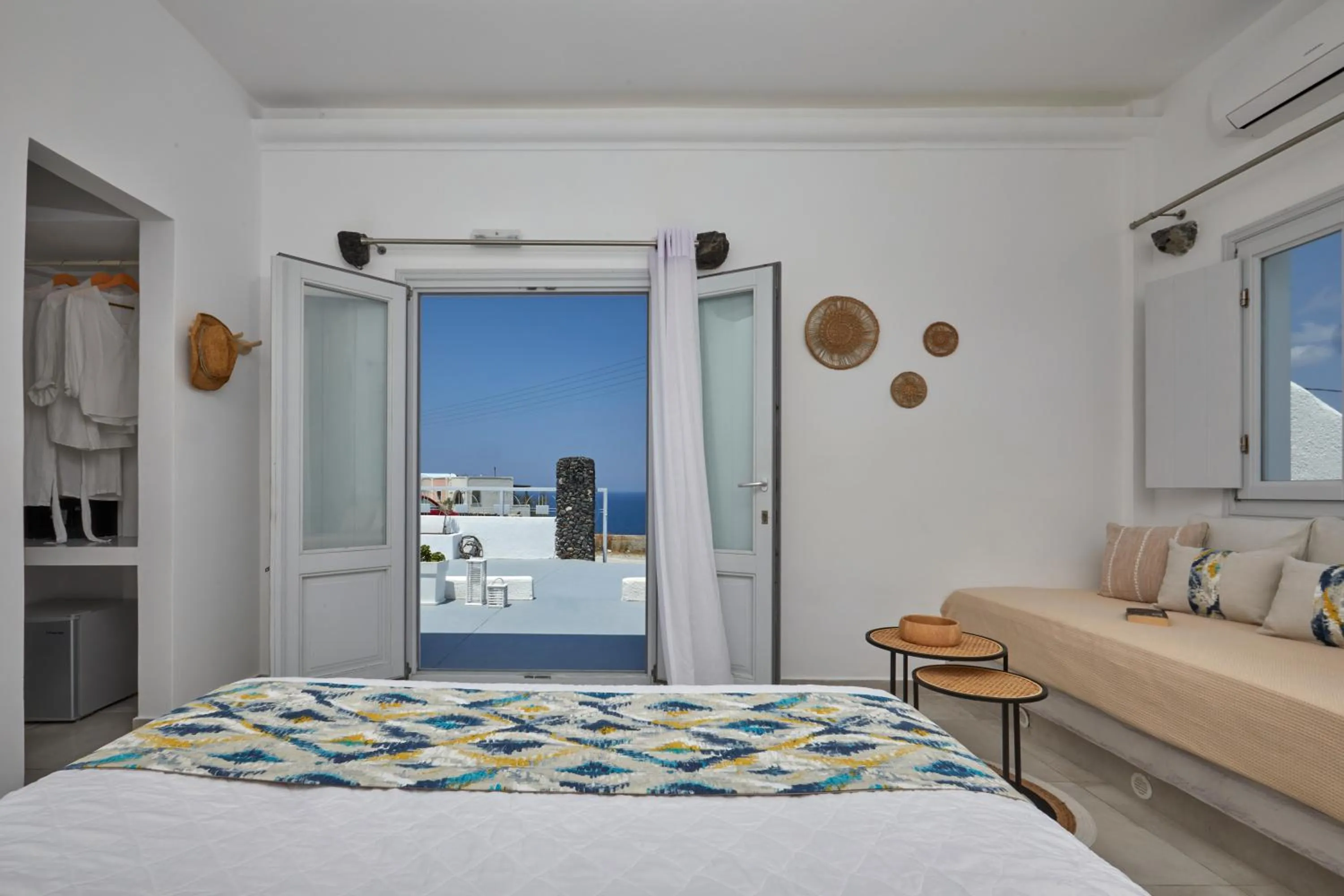 Photo of the whole room, Bed in Sunset Faros