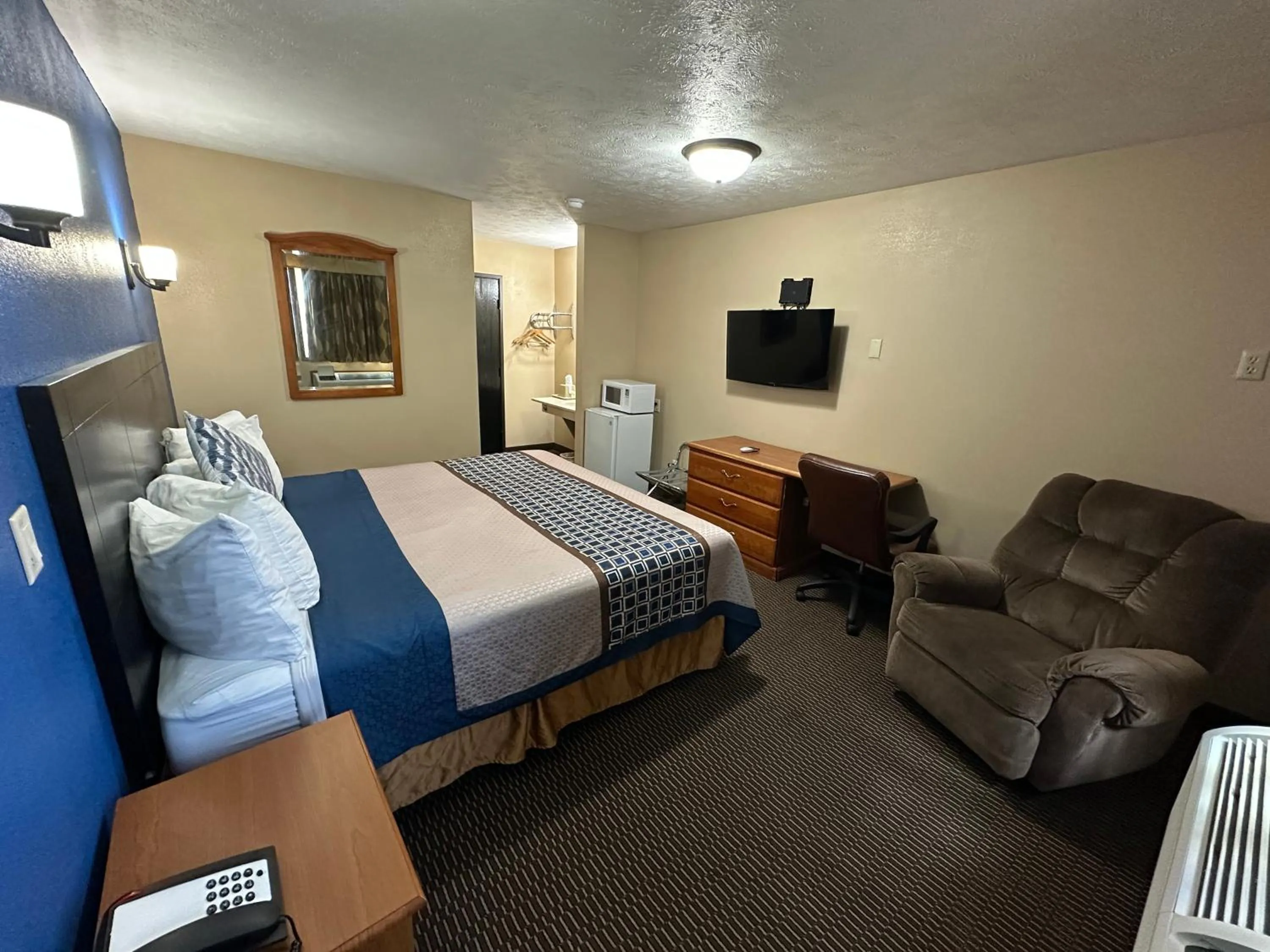 Bedroom, Bed in Eco-Lux Inn Norfolk