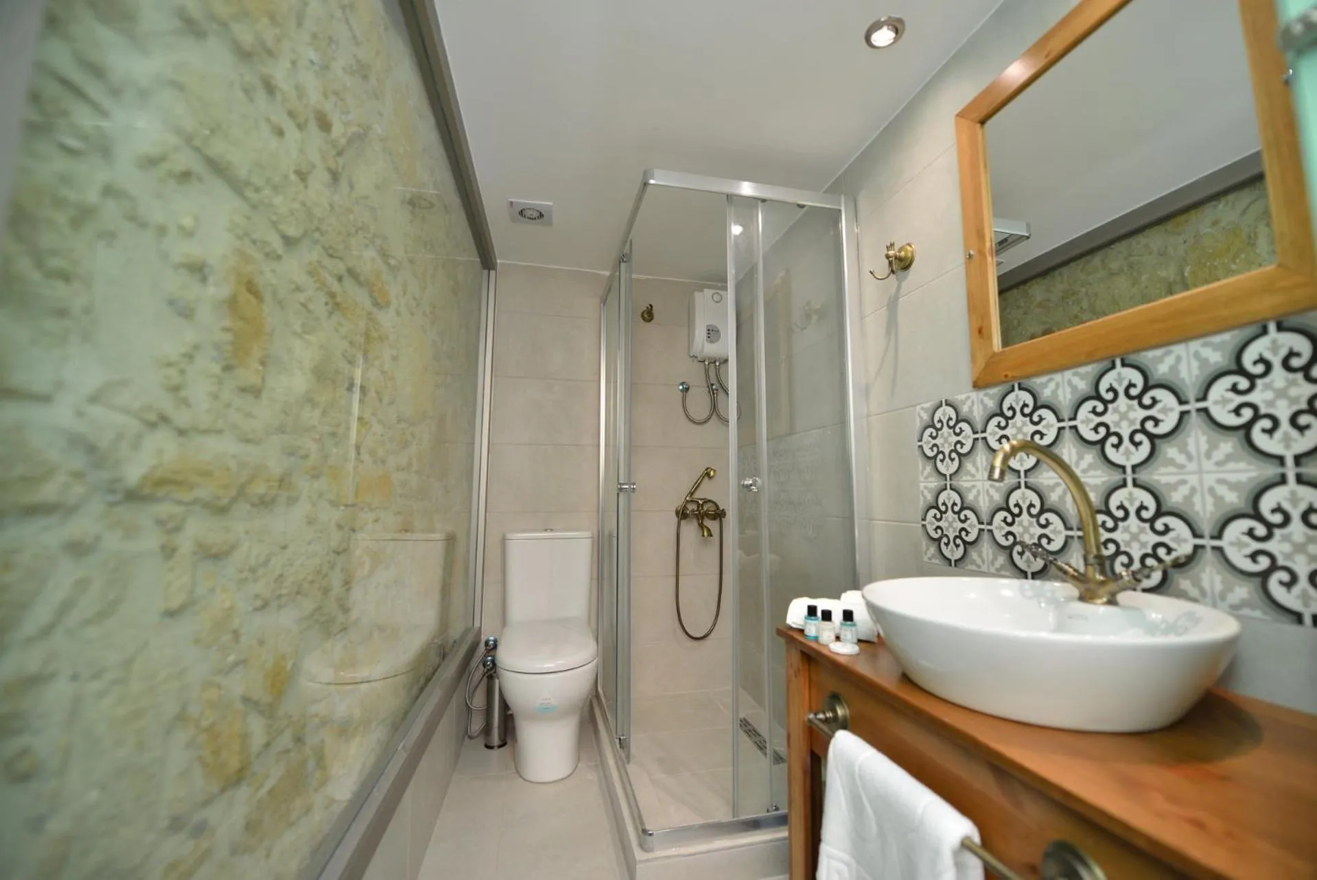 Shower in Hotel Valide Hanim Konak