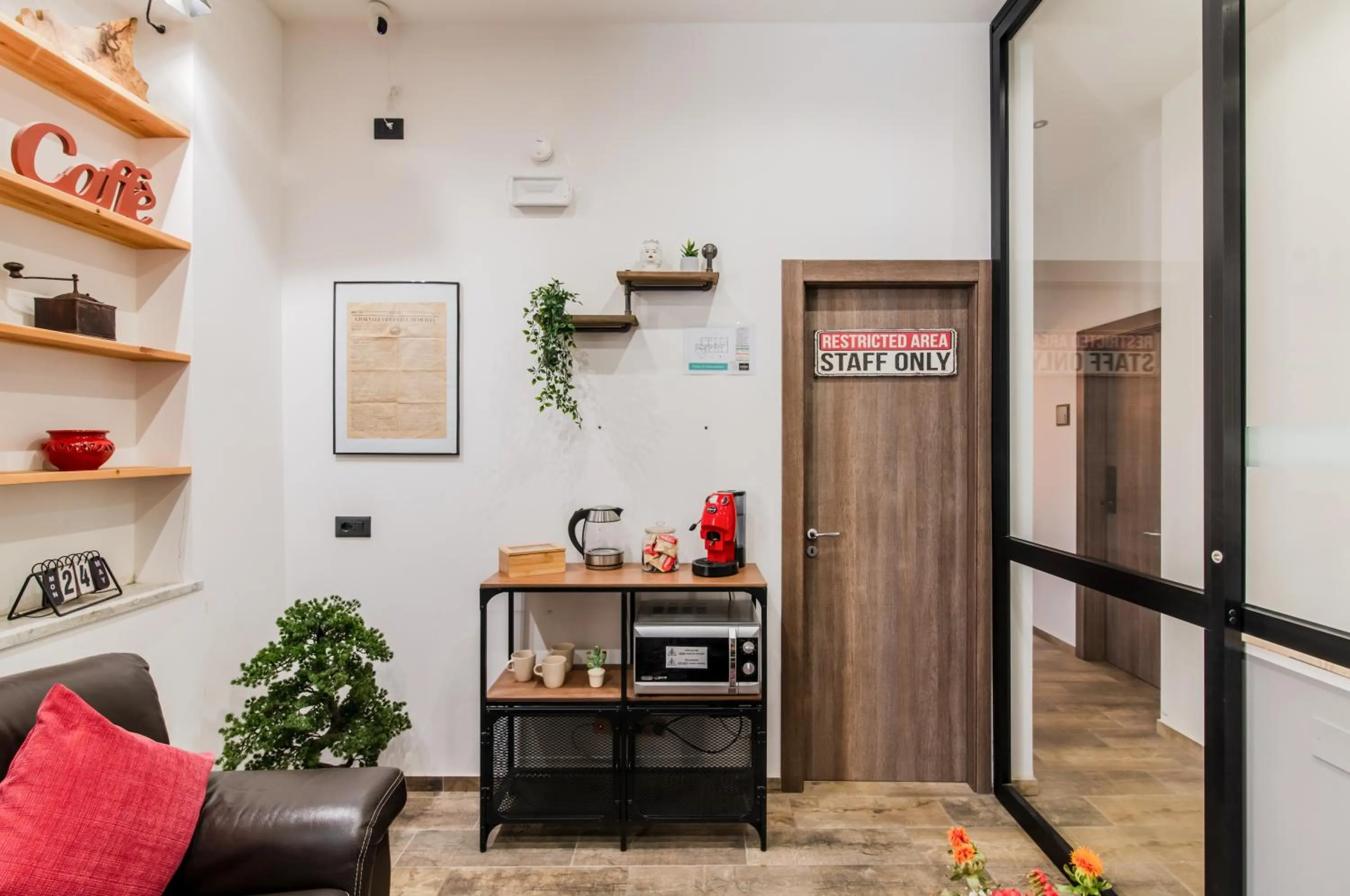 Communal lounge/ TV room in Panurban Rooms by Wonderful Italy