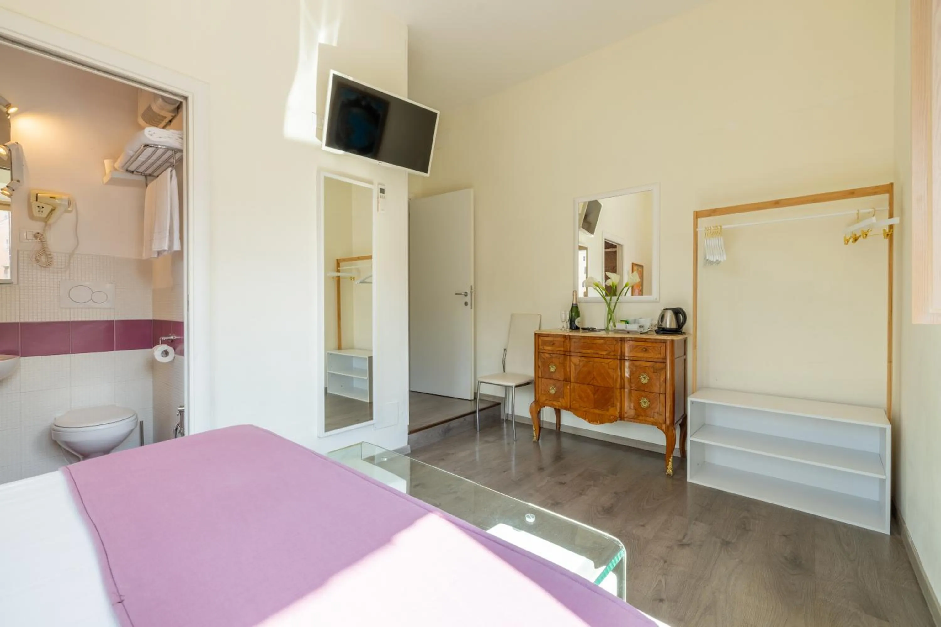 Photo of the whole room, Bed in Temple View FCollection Superior Relais