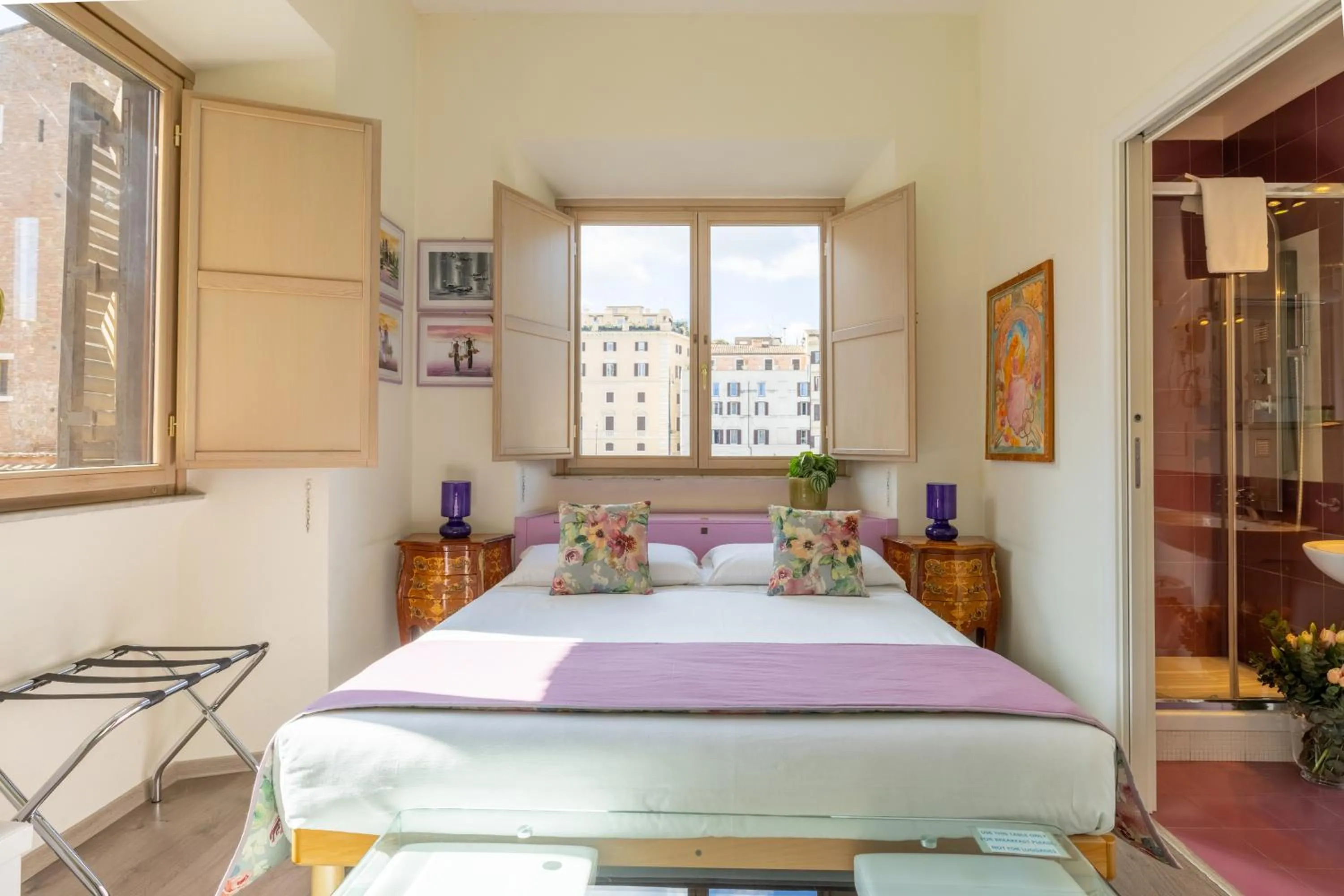 Photo of the whole room, Bed in Temple View FCollection Superior Relais