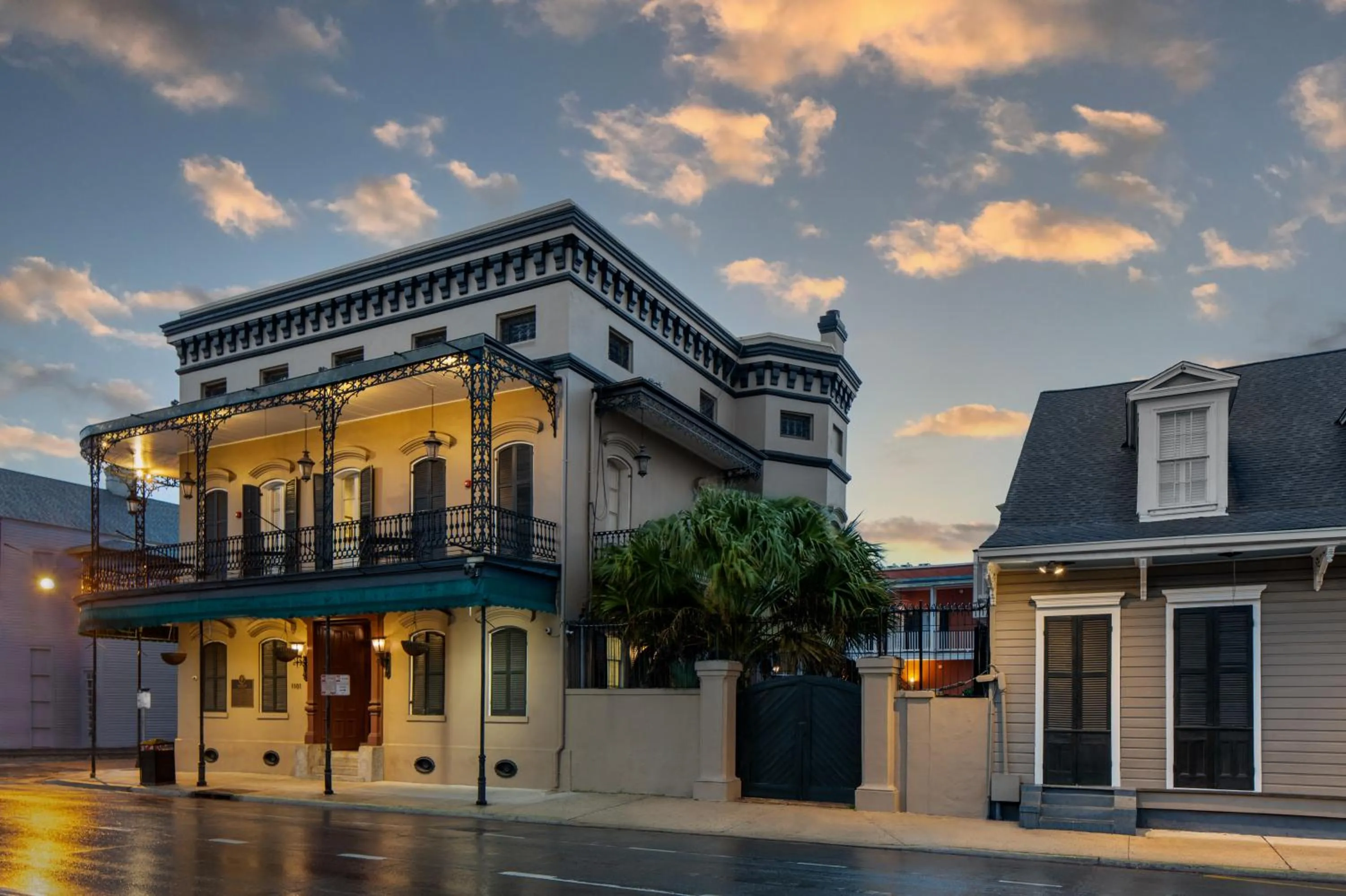 Property building in New Orleans Courtyard Hotel by the French Quarter