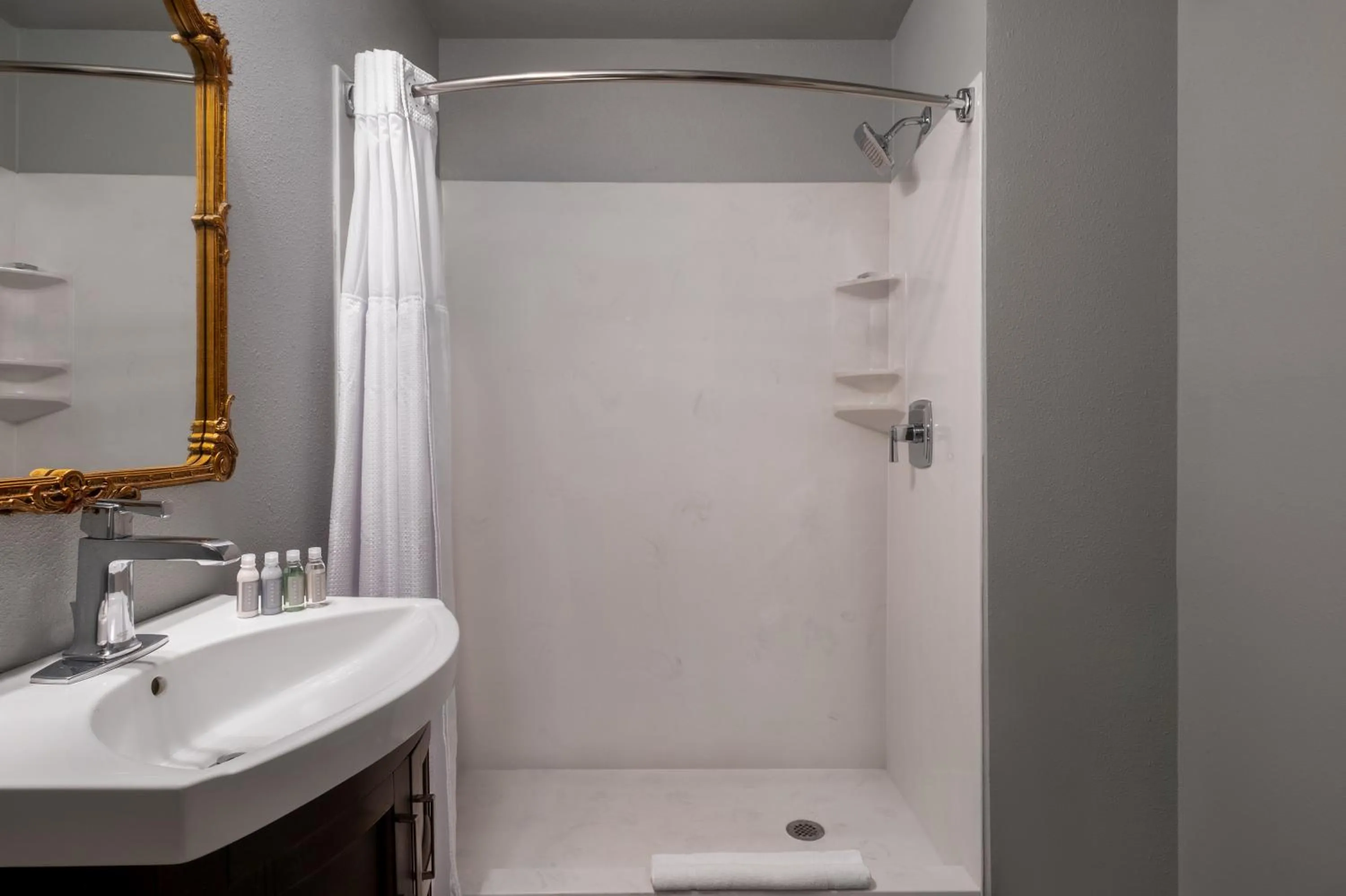 Shower in New Orleans Courtyard Hotel by the French Quarter