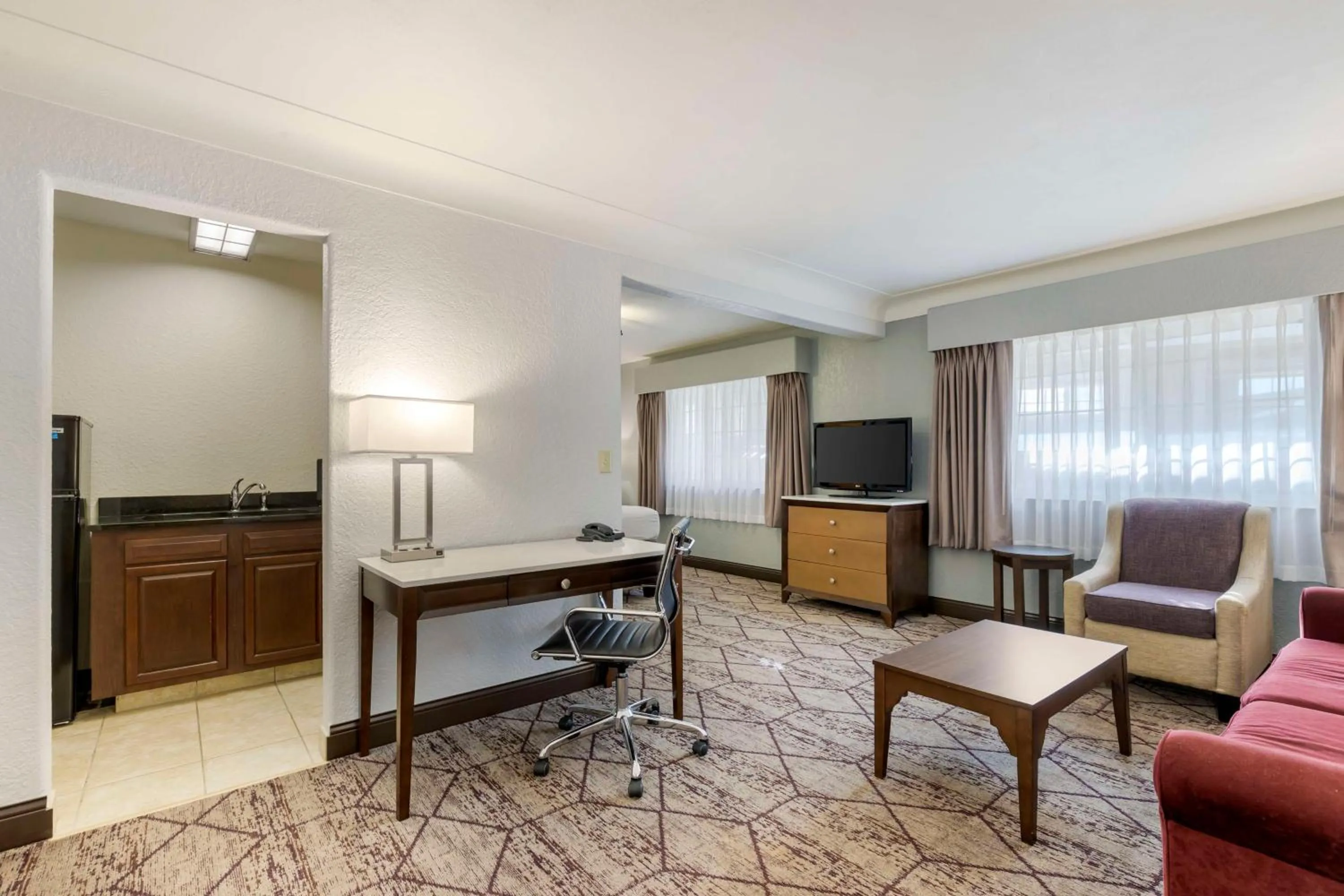 Bedroom in Best Western Plus Longbranch Hotel & Convention Center