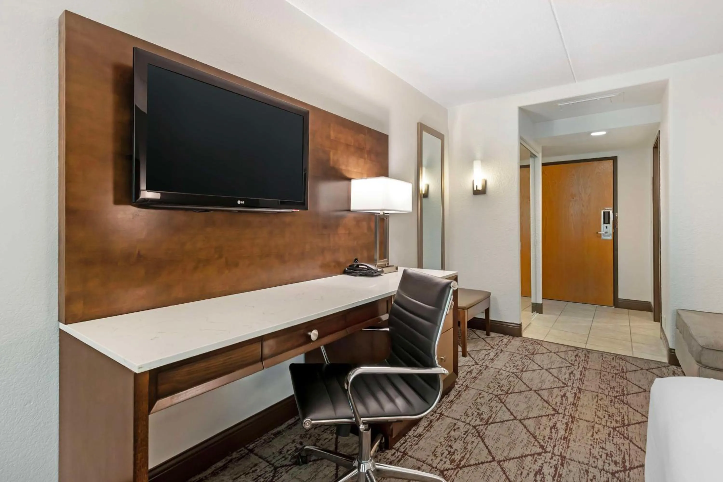 Bedroom in Best Western Plus Longbranch Hotel & Convention Center