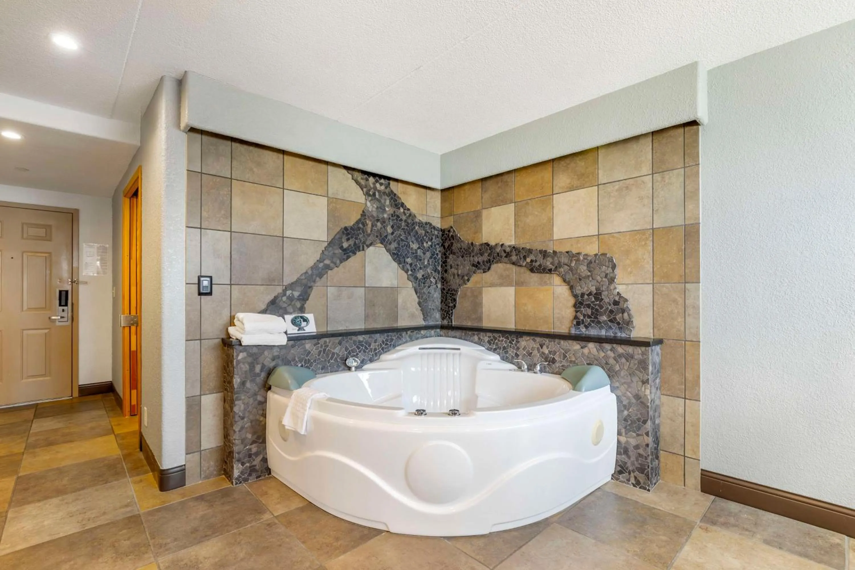 Bedroom in Best Western Plus Longbranch Hotel & Convention Center