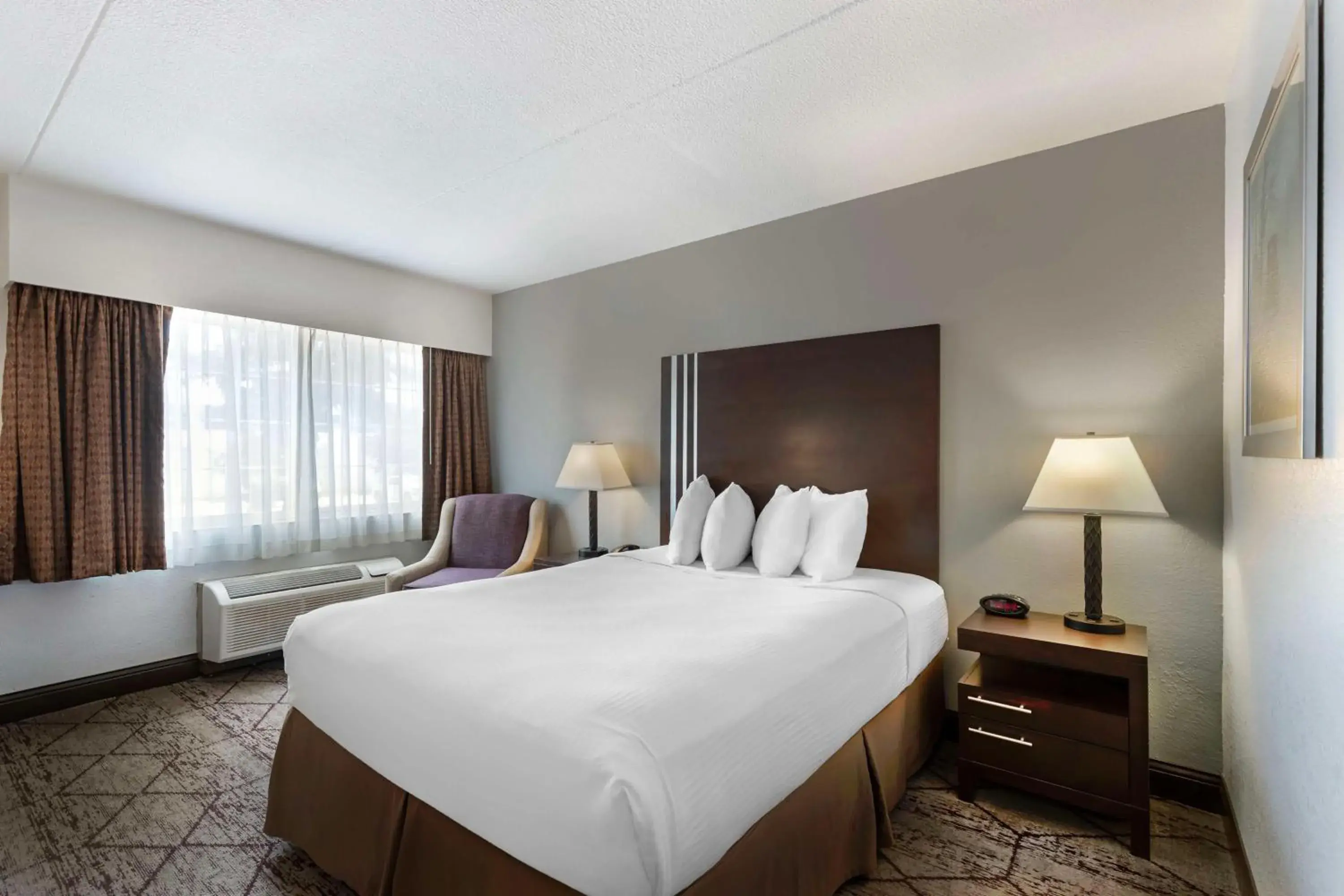 Queen Room with Roll-in Shower - Disability Access - Non-smoking in Best Western Plus Longbranch Hotel & Convention Center Queen Room with Roll-in Shower - Disability Access - Non-smoking in Best Western Plus Longbranch Hotel & Convention Center