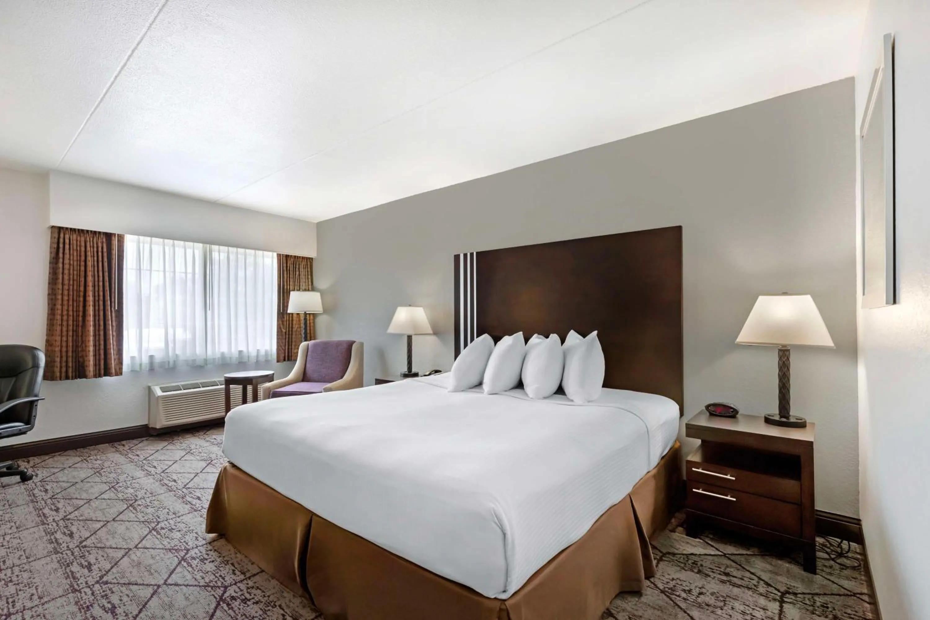 Bedroom, Bed in Best Western Plus Longbranch Hotel & Convention Center