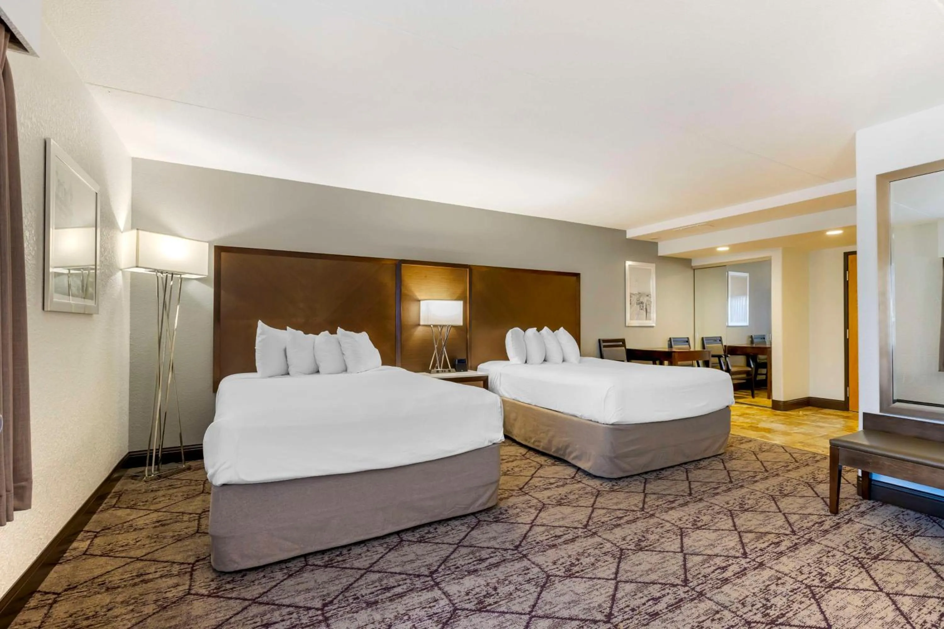 Bedroom, Bed in Best Western Plus Longbranch Hotel & Convention Center