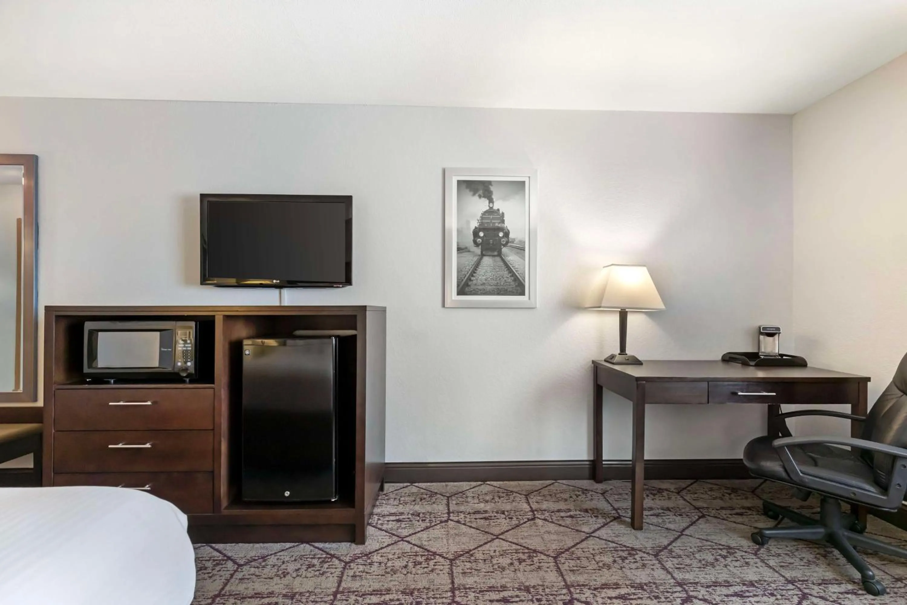 Bedroom, Bed in Best Western Plus Longbranch Hotel & Convention Center