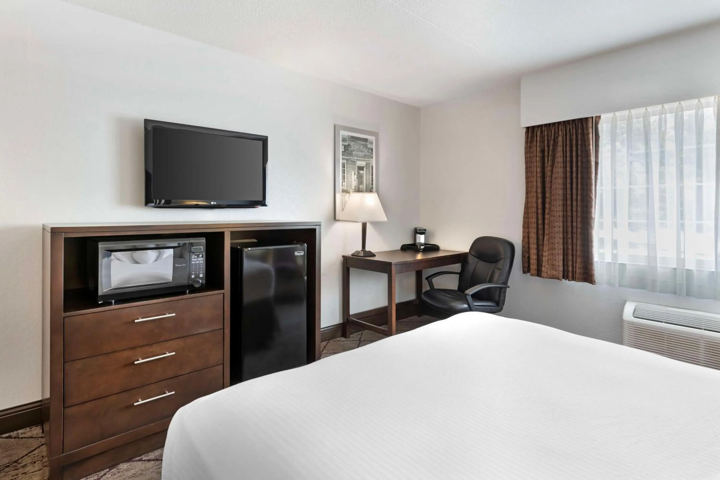 Bedroom, Bed in Best Western Plus Longbranch Hotel & Convention Center