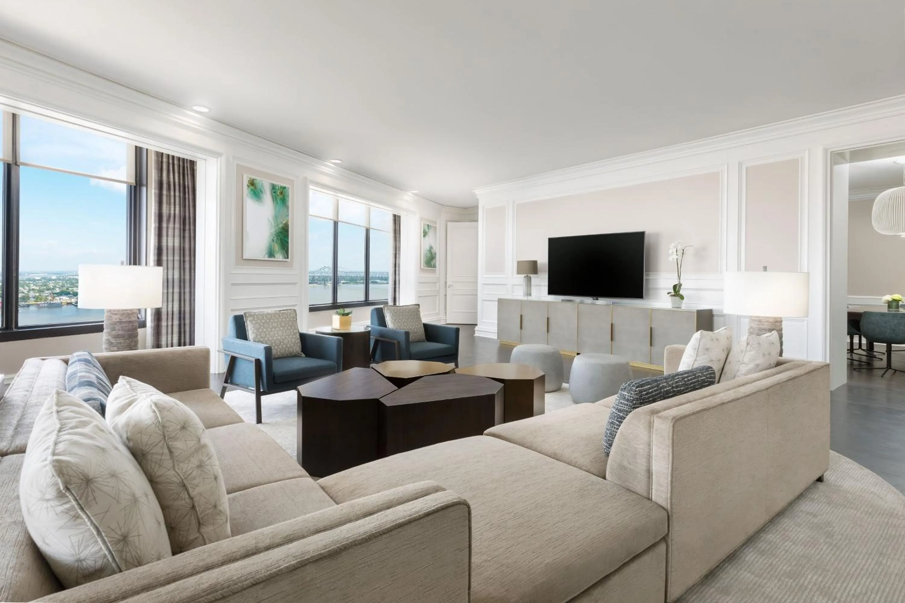 Living room in The Westin New Orleans