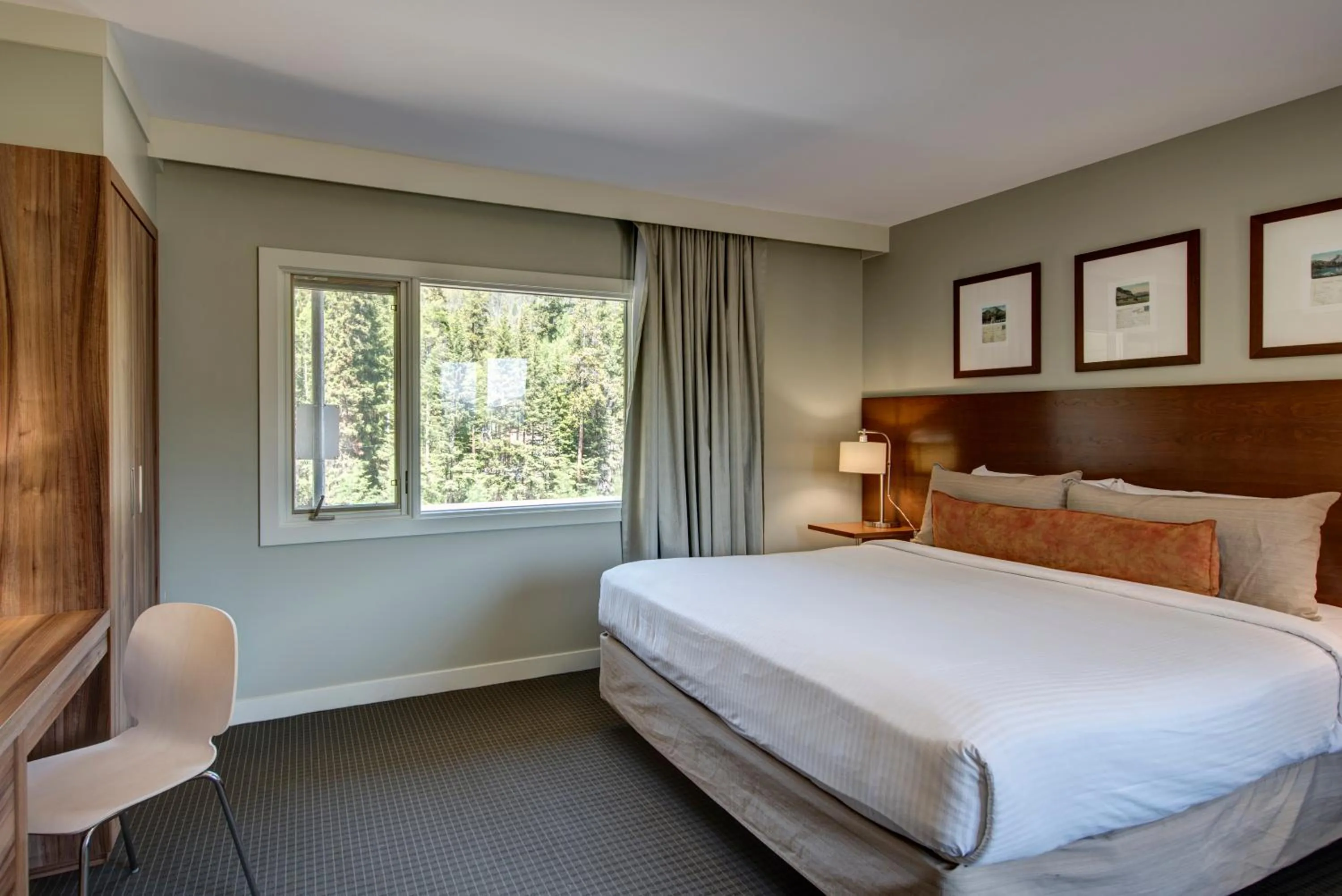 Bed in The Juniper Hotel & Bistro