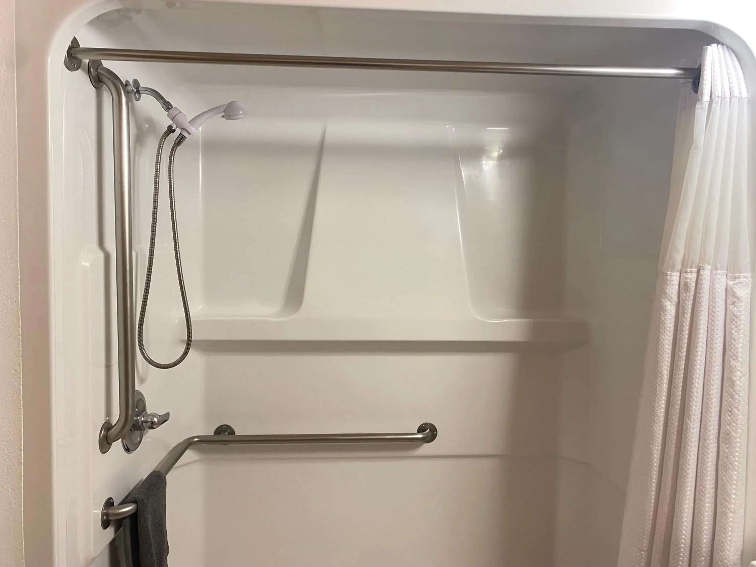 Standard Queen Room in Williston Lake Resort Standard Queen Room in Williston Lake Resort