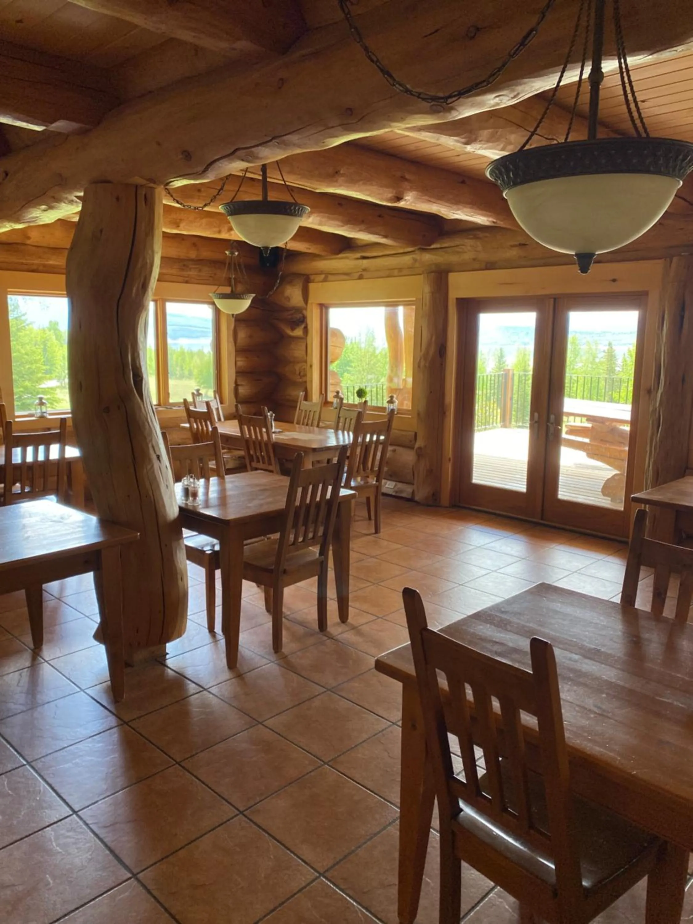 Dining area in Williston Lake Resort