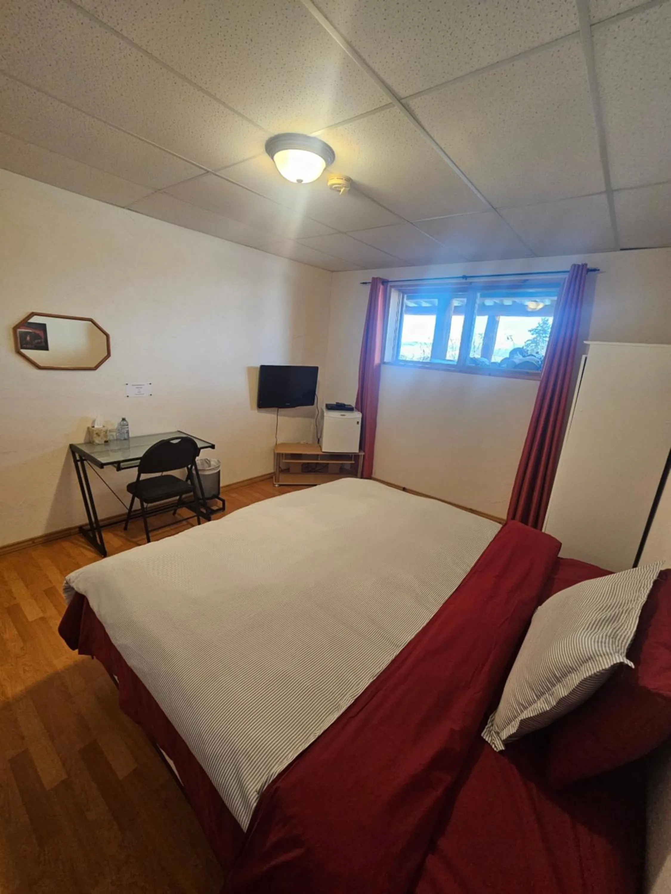 Photo of the whole room, Bed in Williston Lake Resort