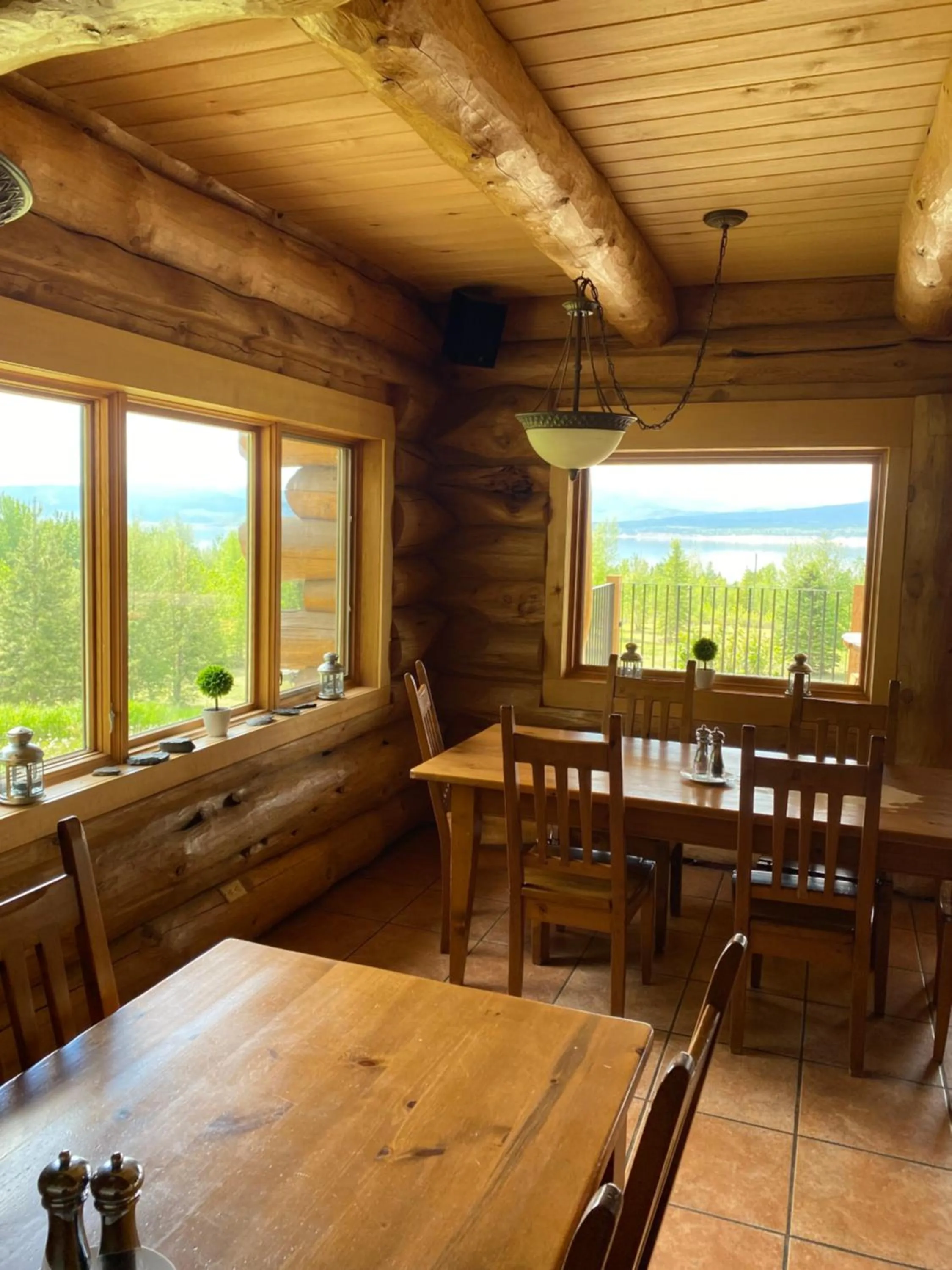 Dining area in Williston Lake Resort