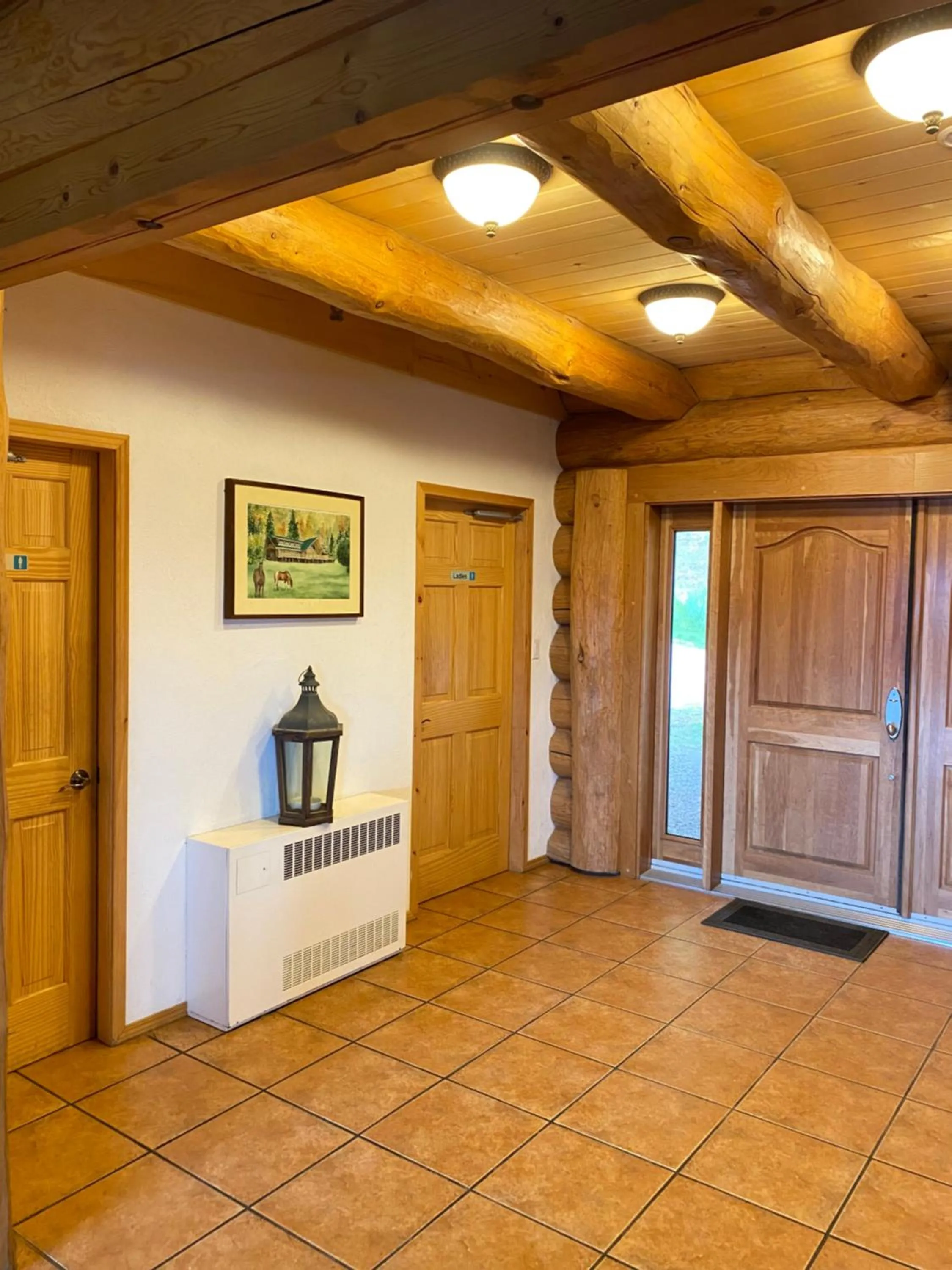 Facade/entrance in Williston Lake Resort