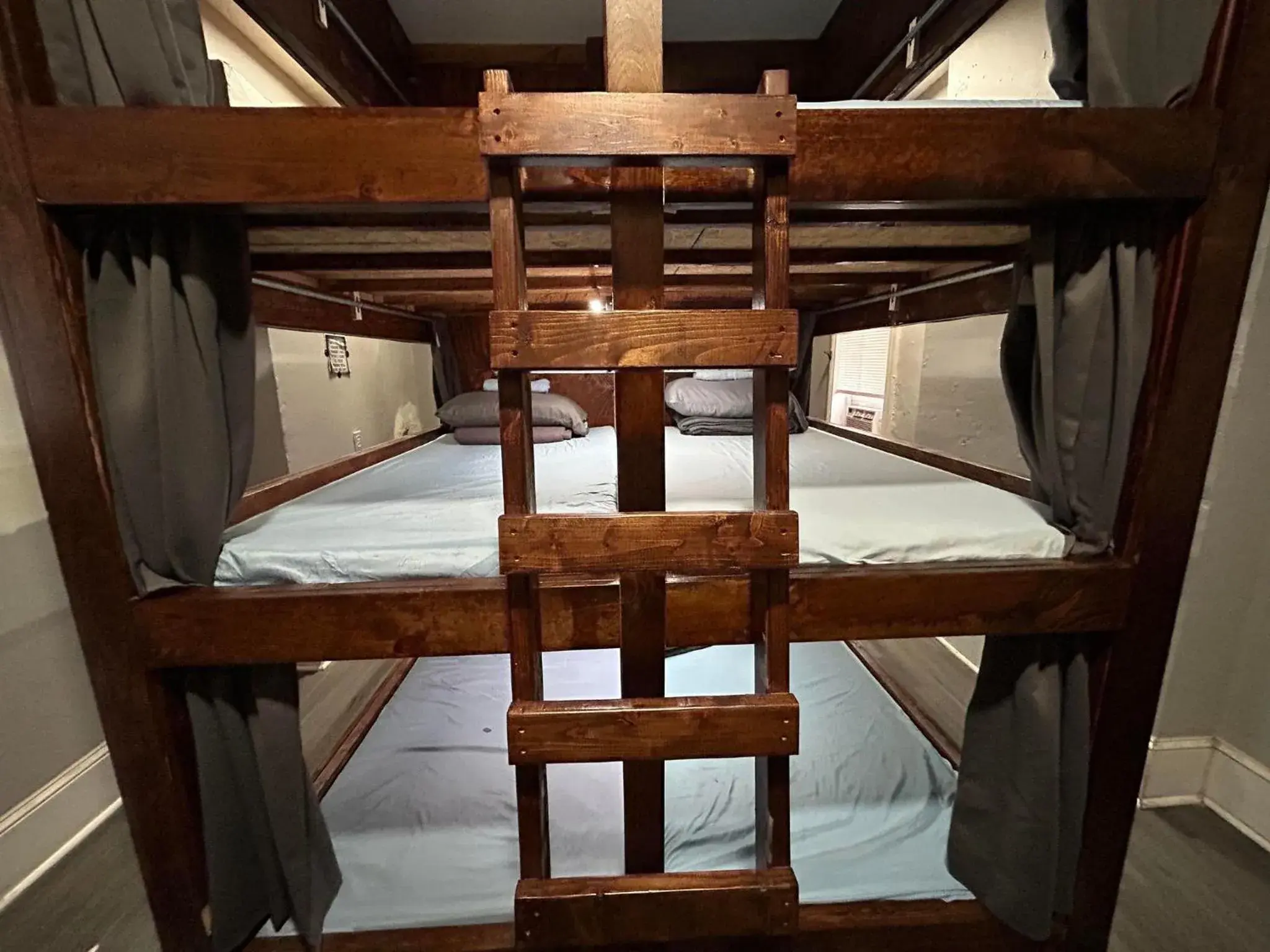 Bed in 6-Bed Mixed Dormitory Room in Philly Coed Dorm!! 15 Min Train to Center City!! Bed in 6-Bed Mixed Dormitory Room in Philly Coed Dorm!! 15 Min Train to Center City!!