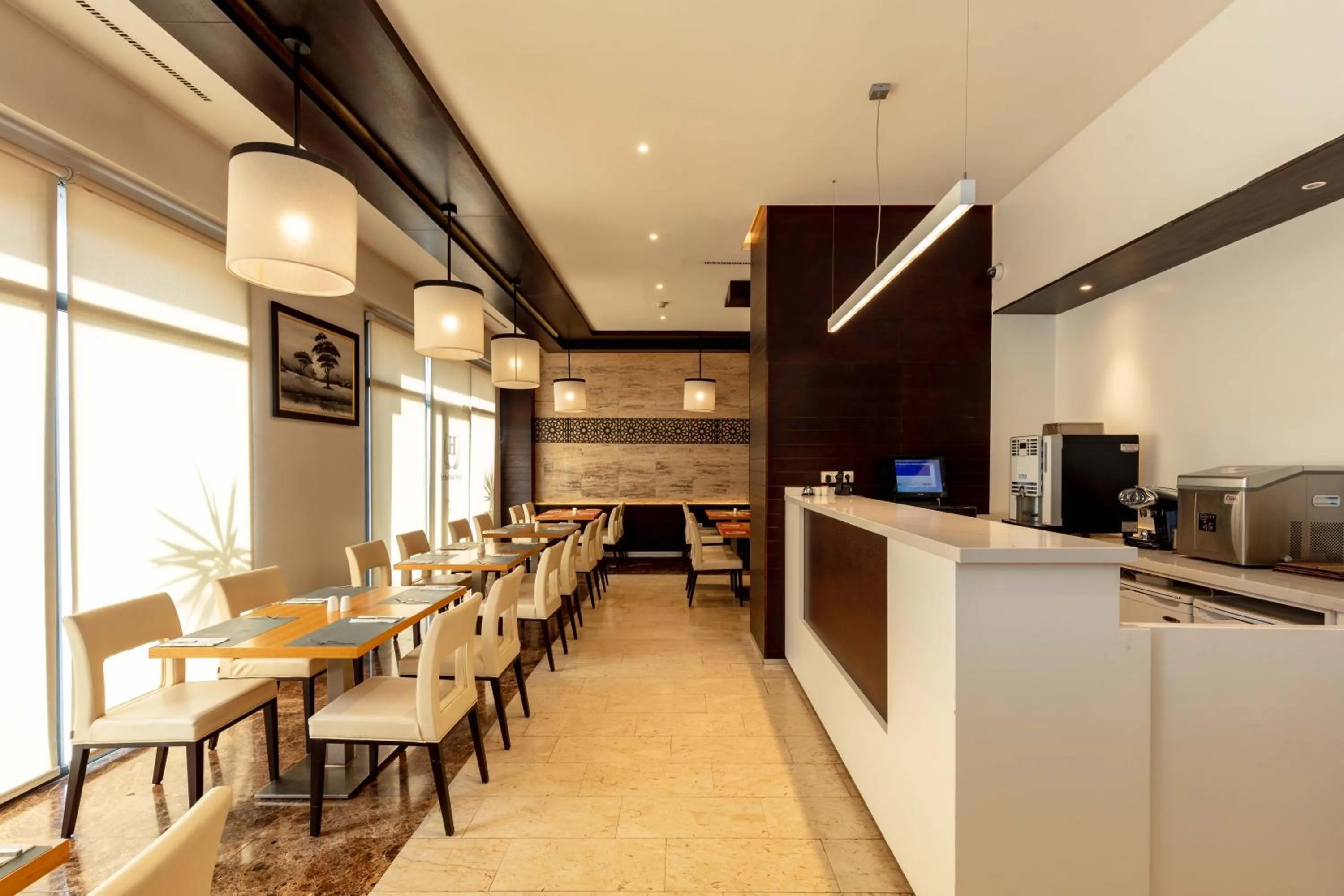 Restaurant/places to eat in Hotel Best Night 2