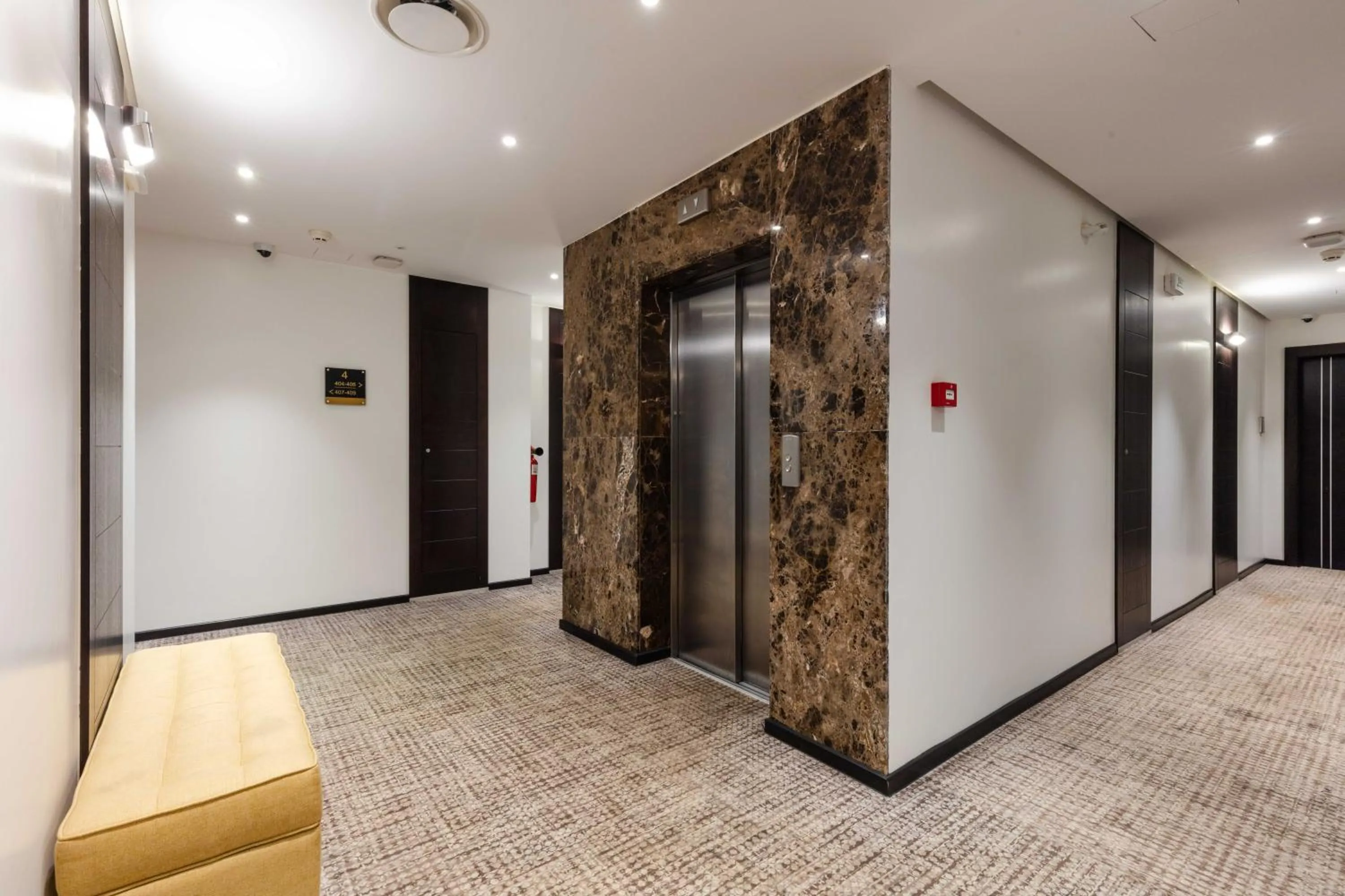 elevator in Hotel Best Night 2