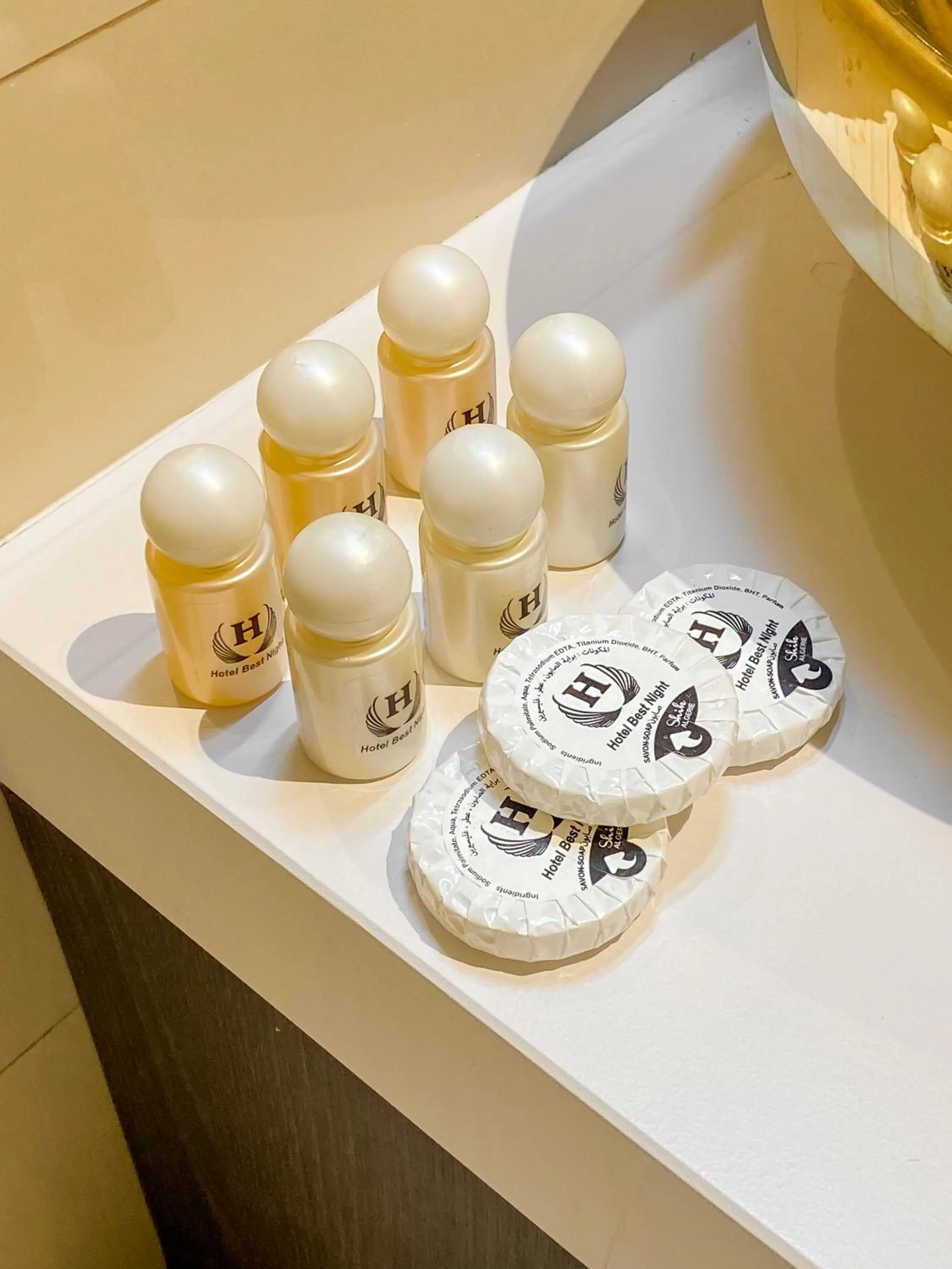 Shower in Hotel Best Night 2