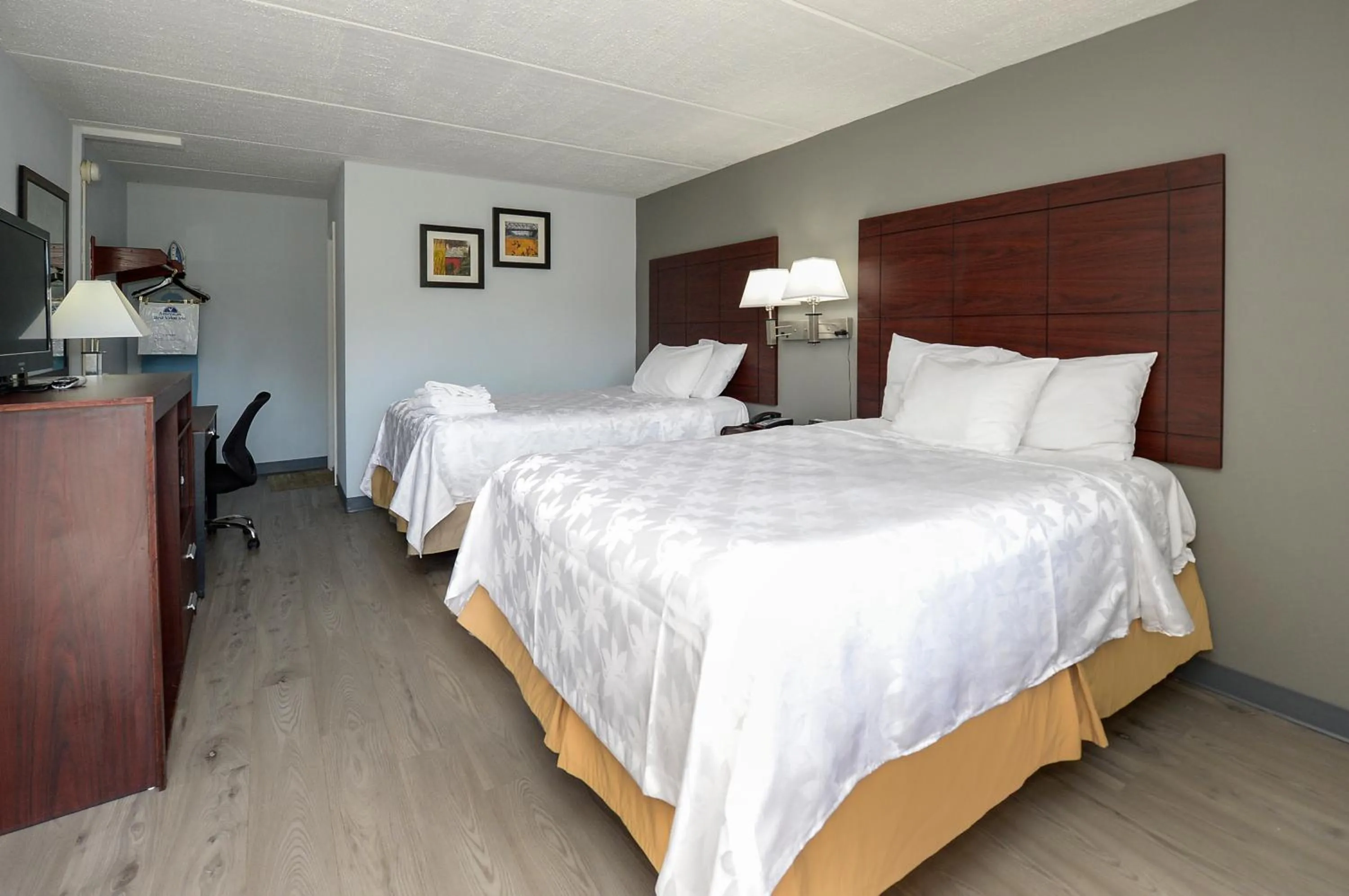 Bed in Americas Best Value Inn at Central Valley-Woodbury