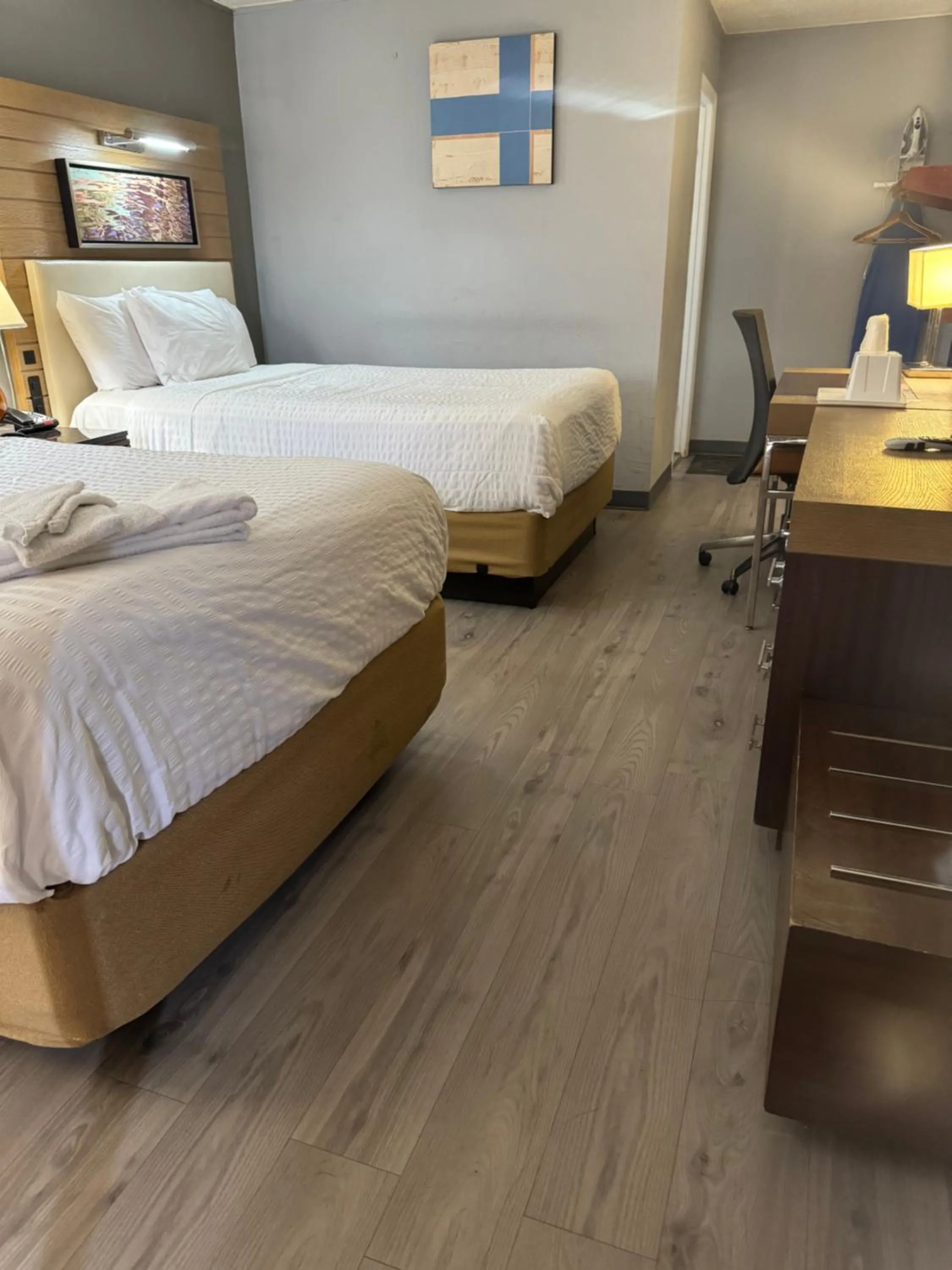 Bed in Americas Best Value Inn at Central Valley-Woodbury