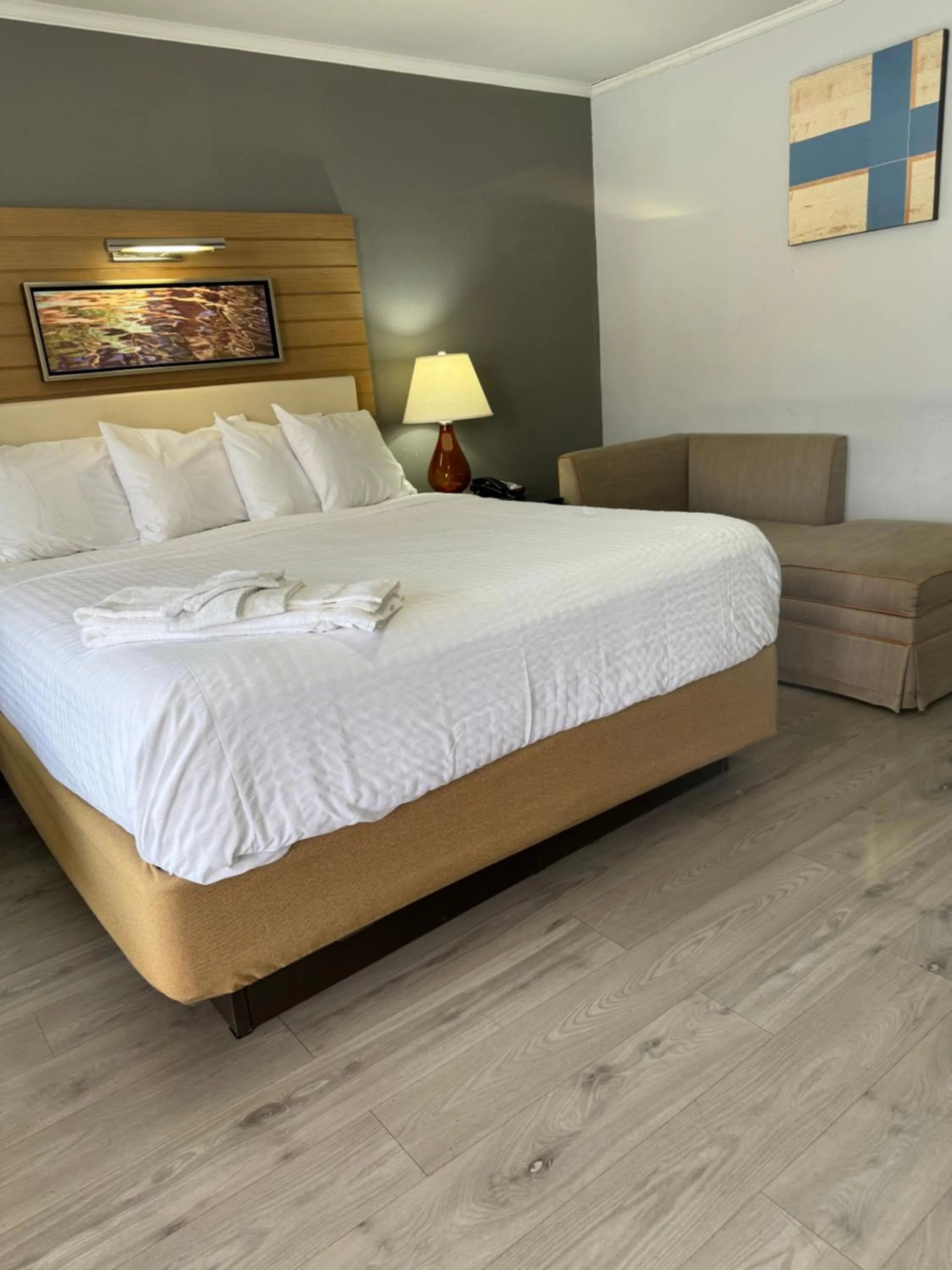 Photo of the whole room, Bed in Americas Best Value Inn at Central Valley-Woodbury