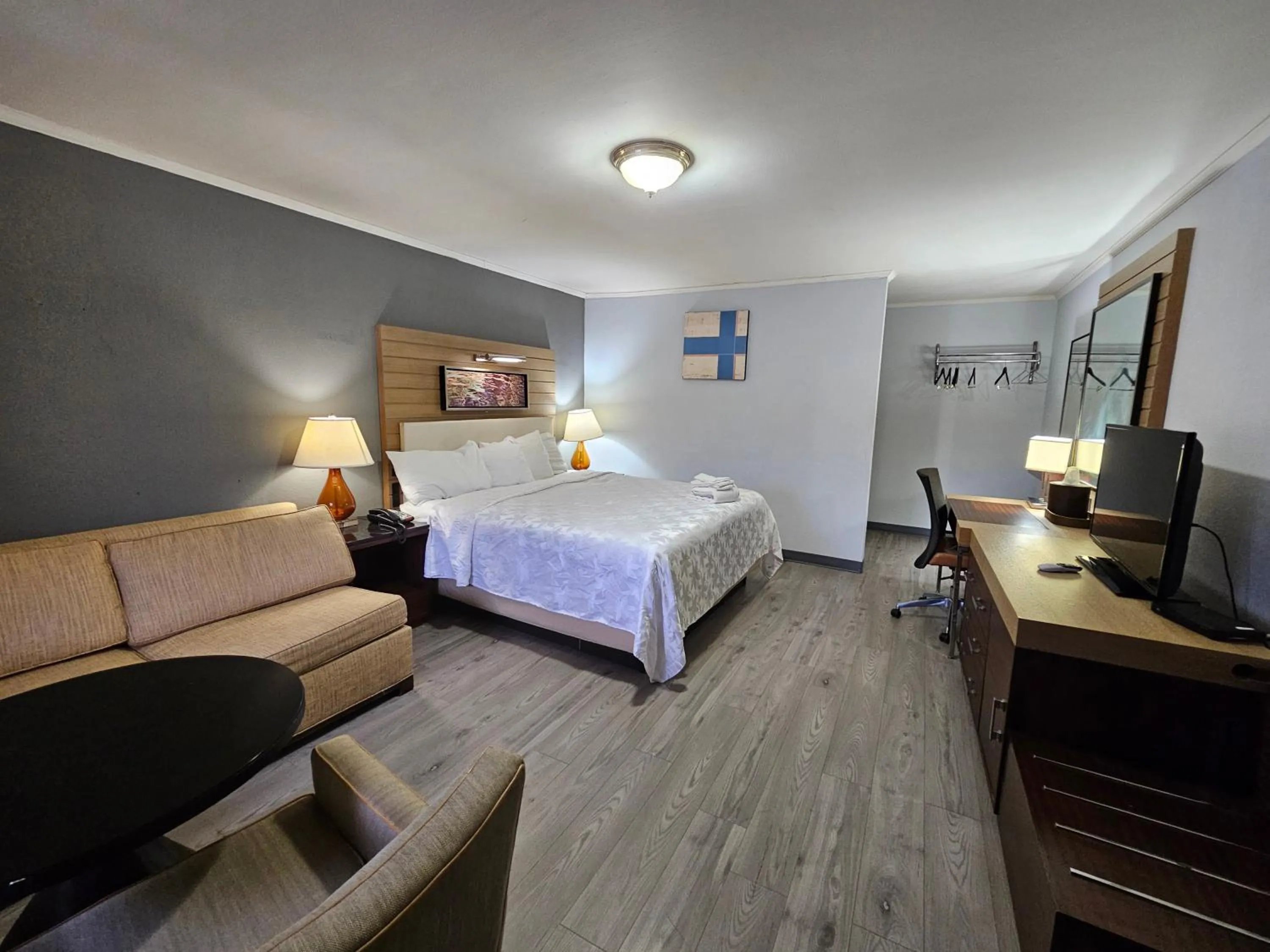 Bed in Americas Best Value Inn at Central Valley-Woodbury