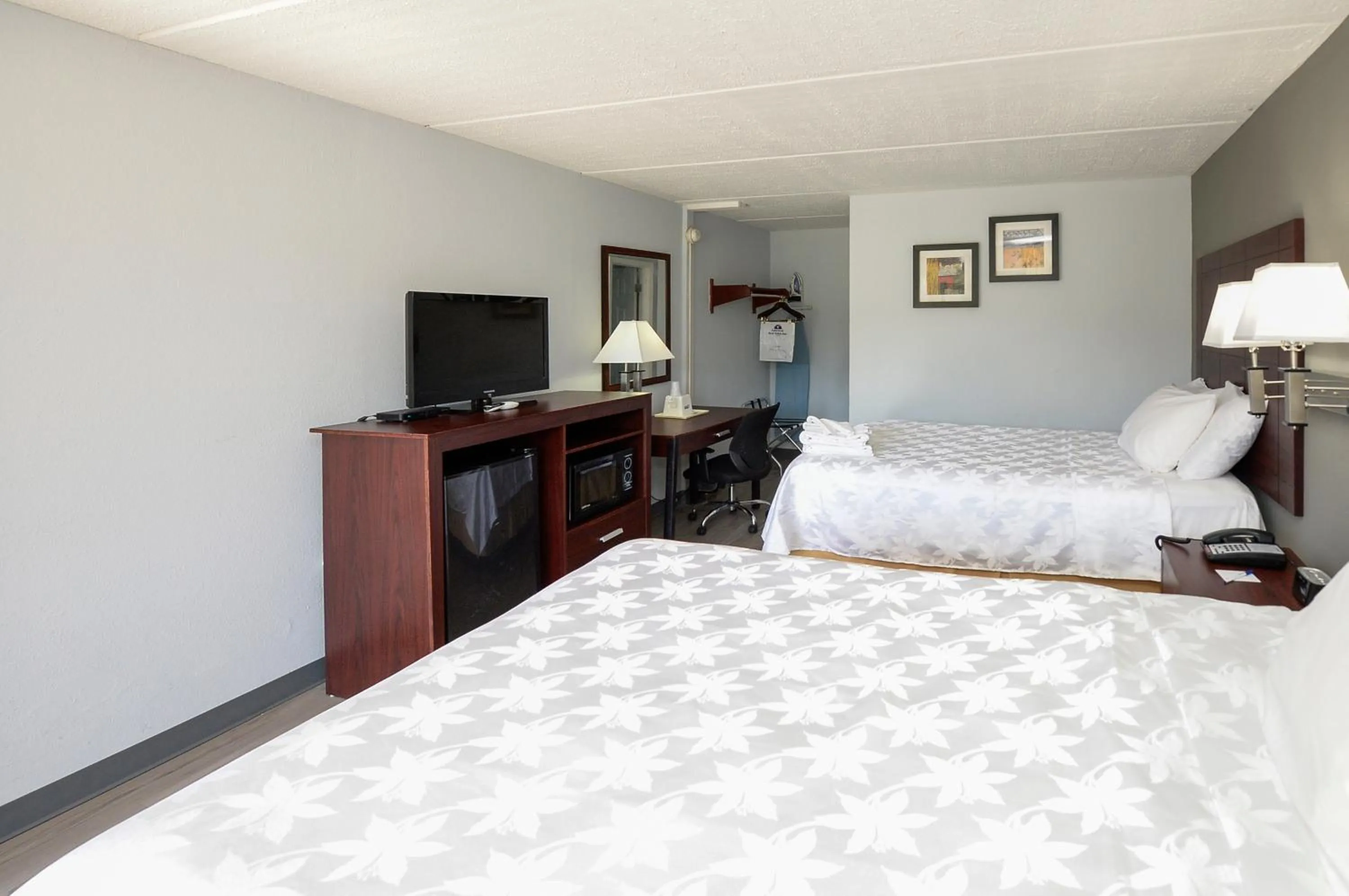 Bed in Americas Best Value Inn at Central Valley-Woodbury