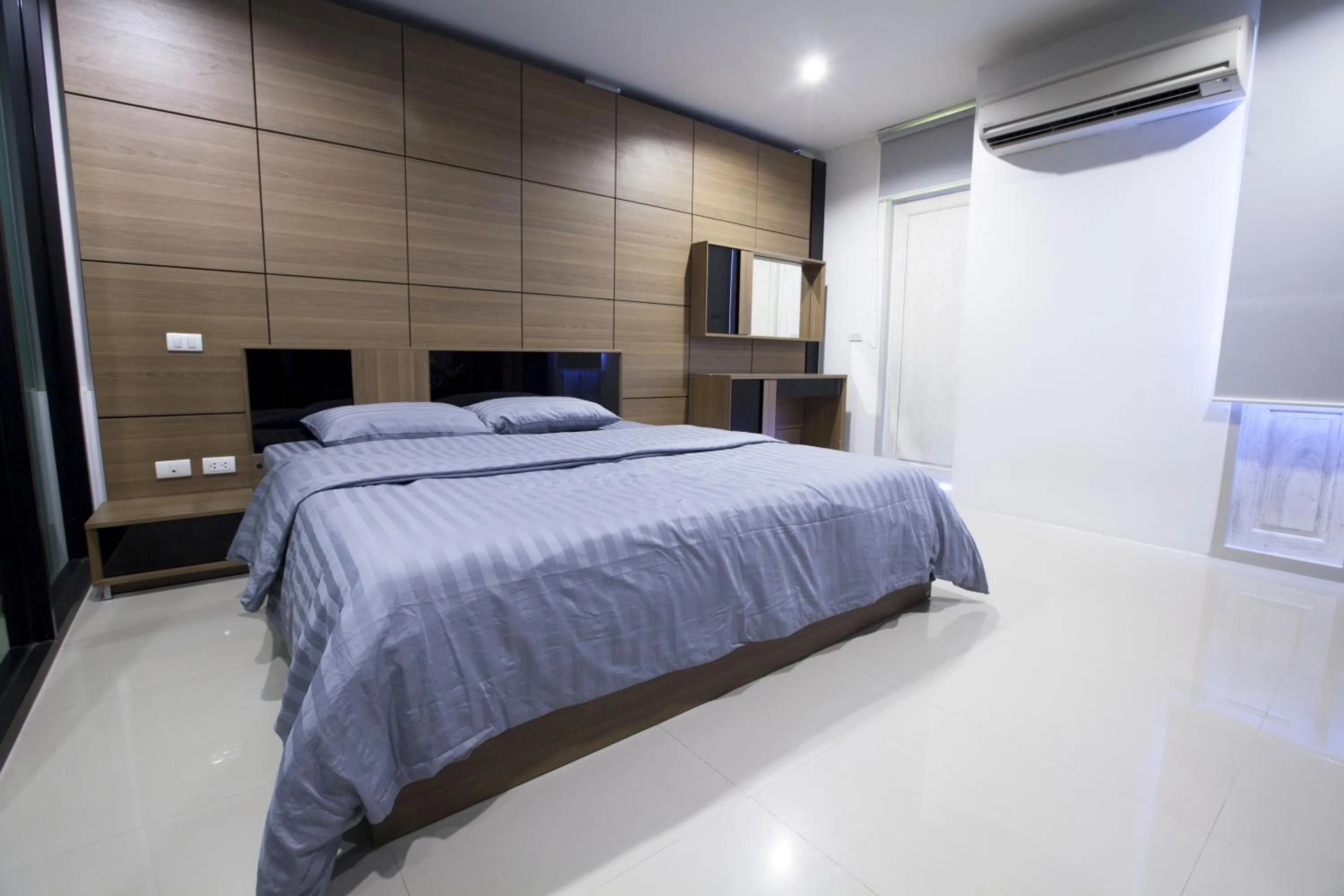 Photo of the whole room, Bed in Number 4 Phuket