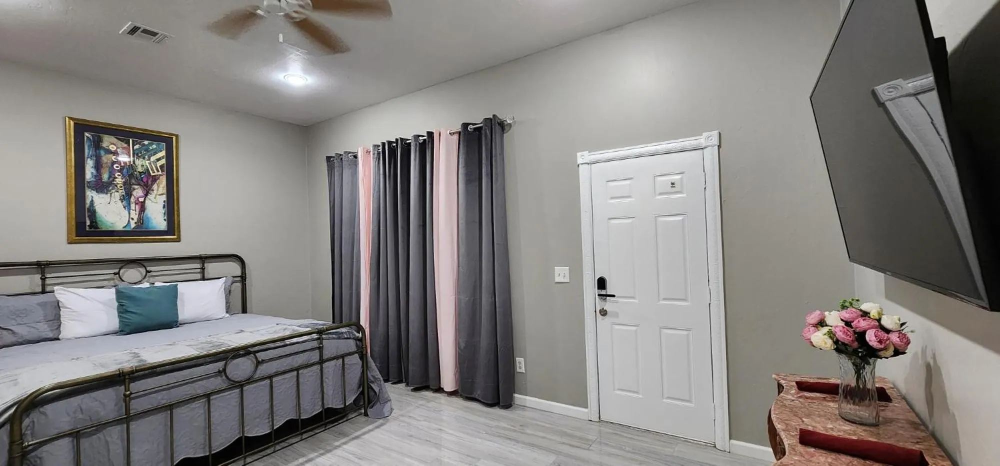 Bed in The Whispering Pines Inn