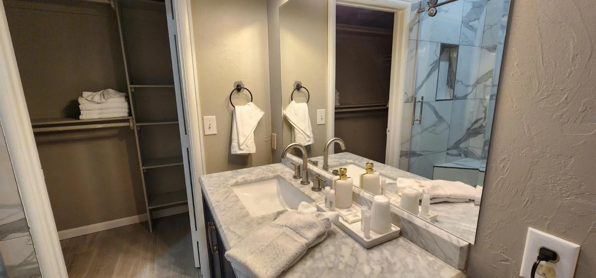 Bed in The Whispering Pines Inn