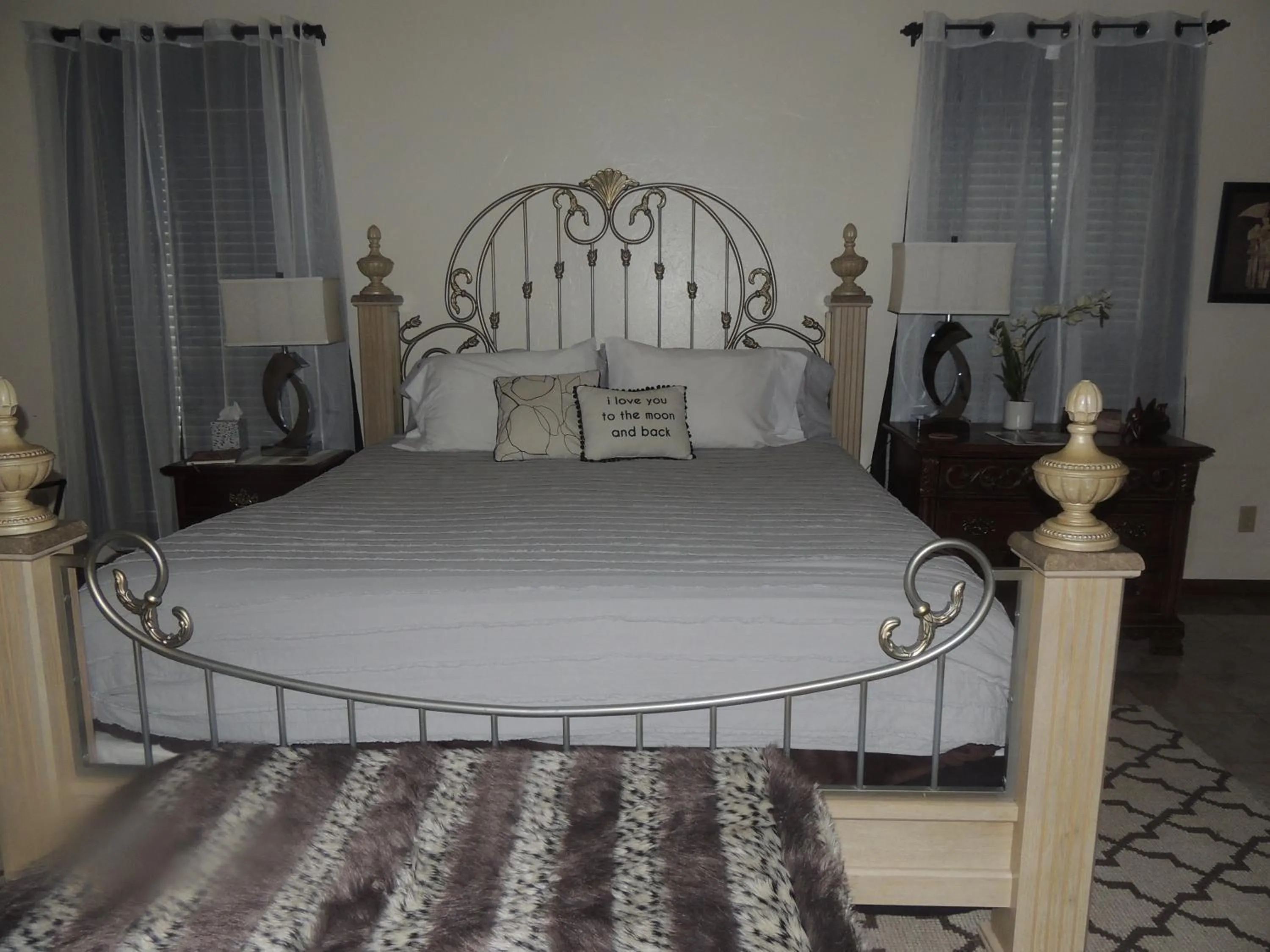 Bed in The Whispering Pines Inn