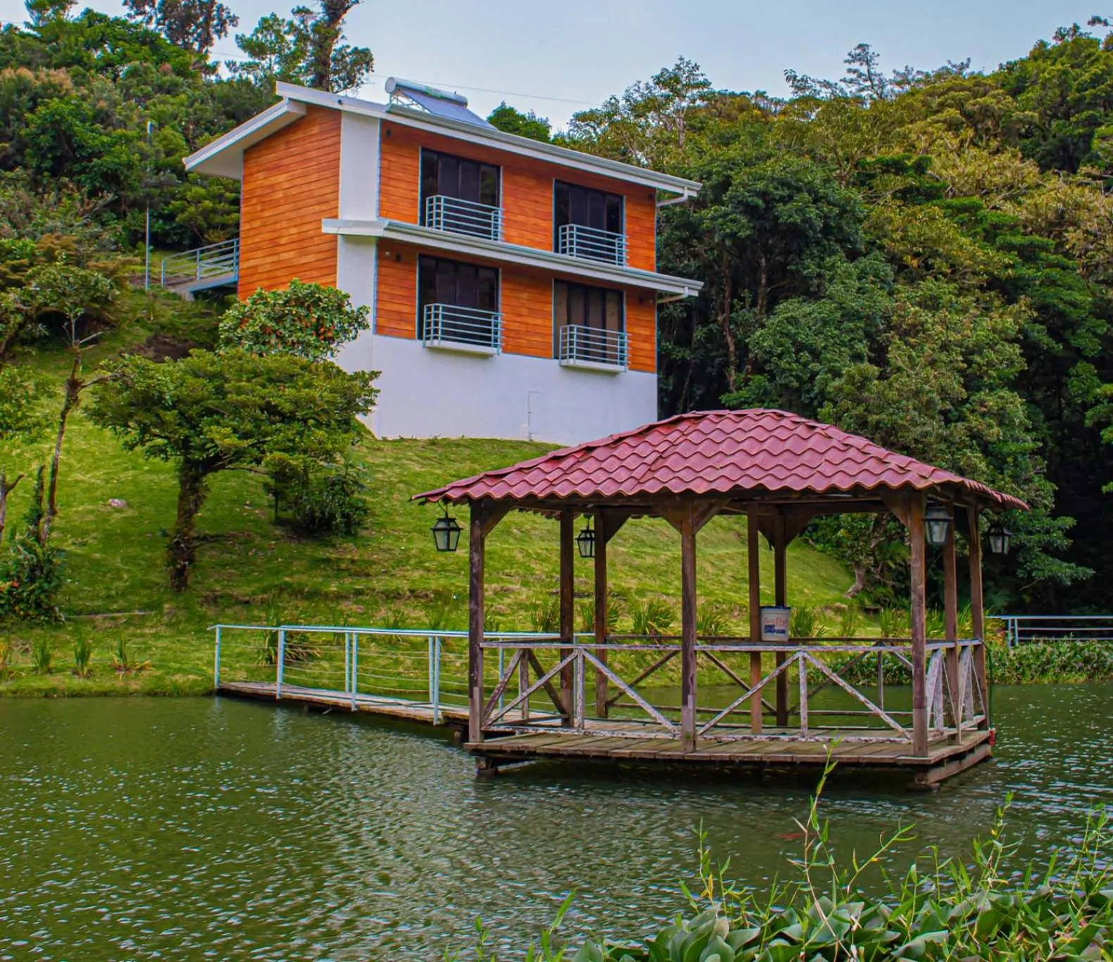 Property building in Burbi Lake Lodge Monteverde