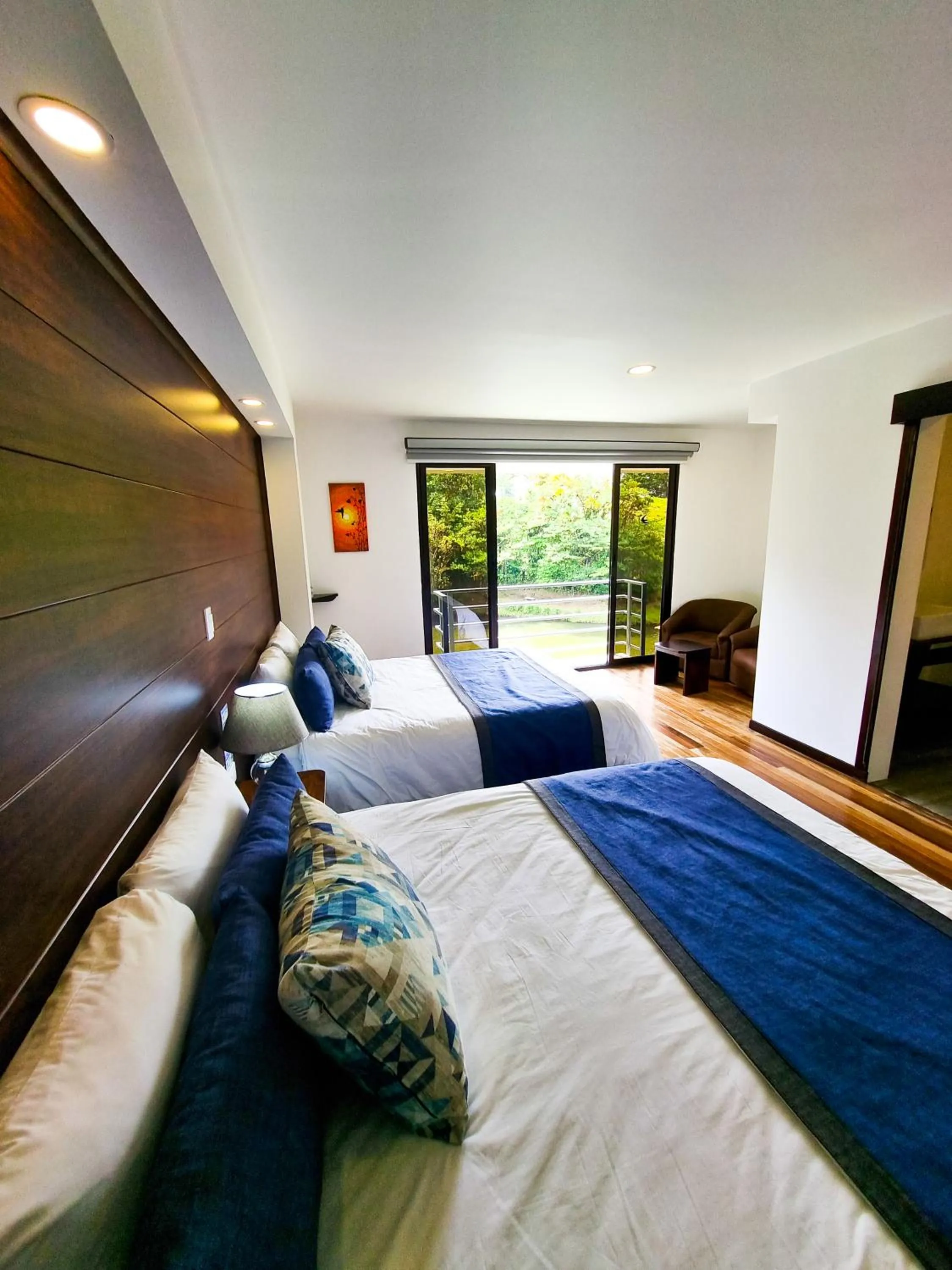 Bed in Burbi Lake Lodge Monteverde