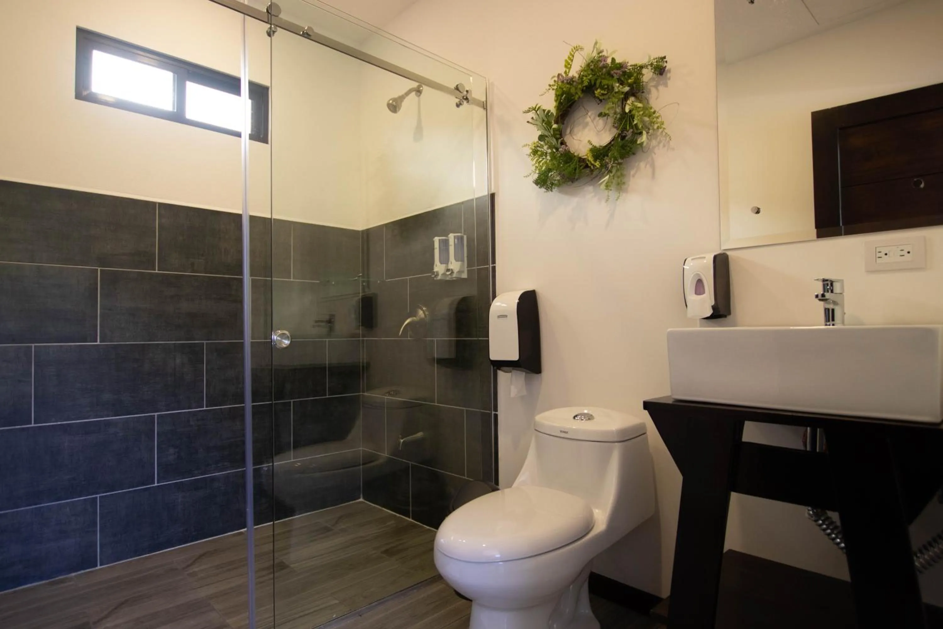 Toilet in Burbi Lake Lodge Monteverde