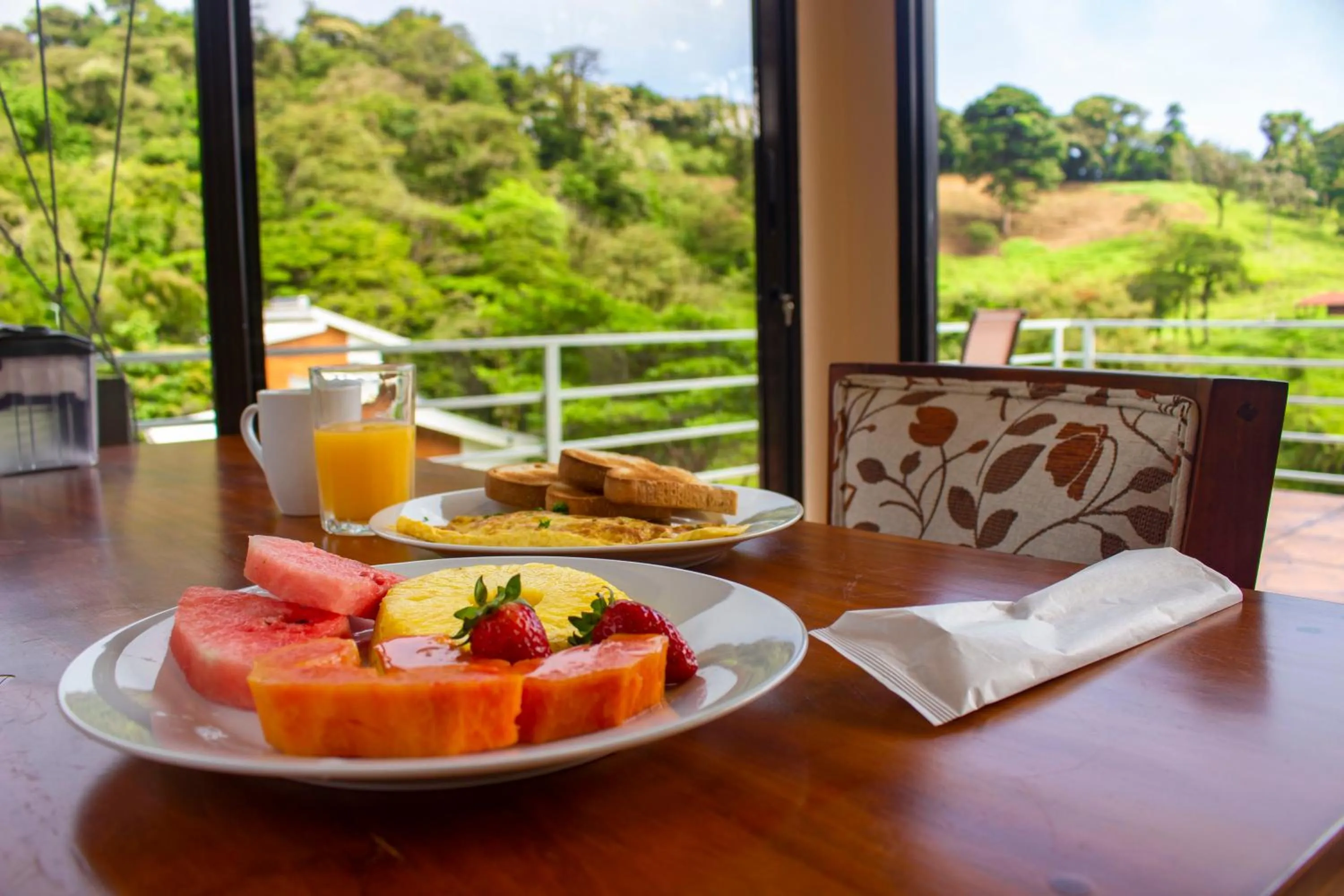 Food and drinks in Burbi Lake Lodge Monteverde