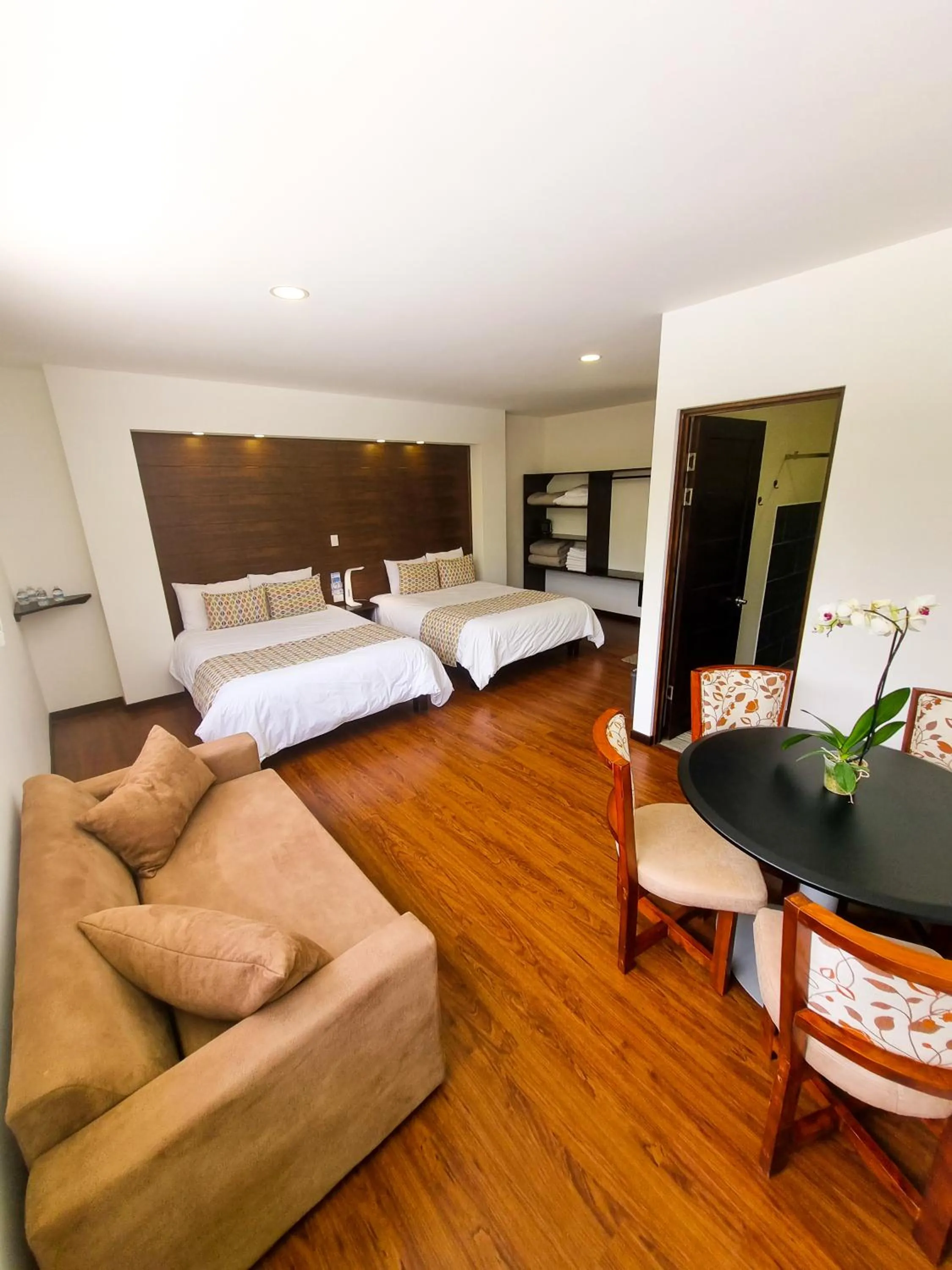 Living room, Bed in Burbi Lake Lodge Monteverde