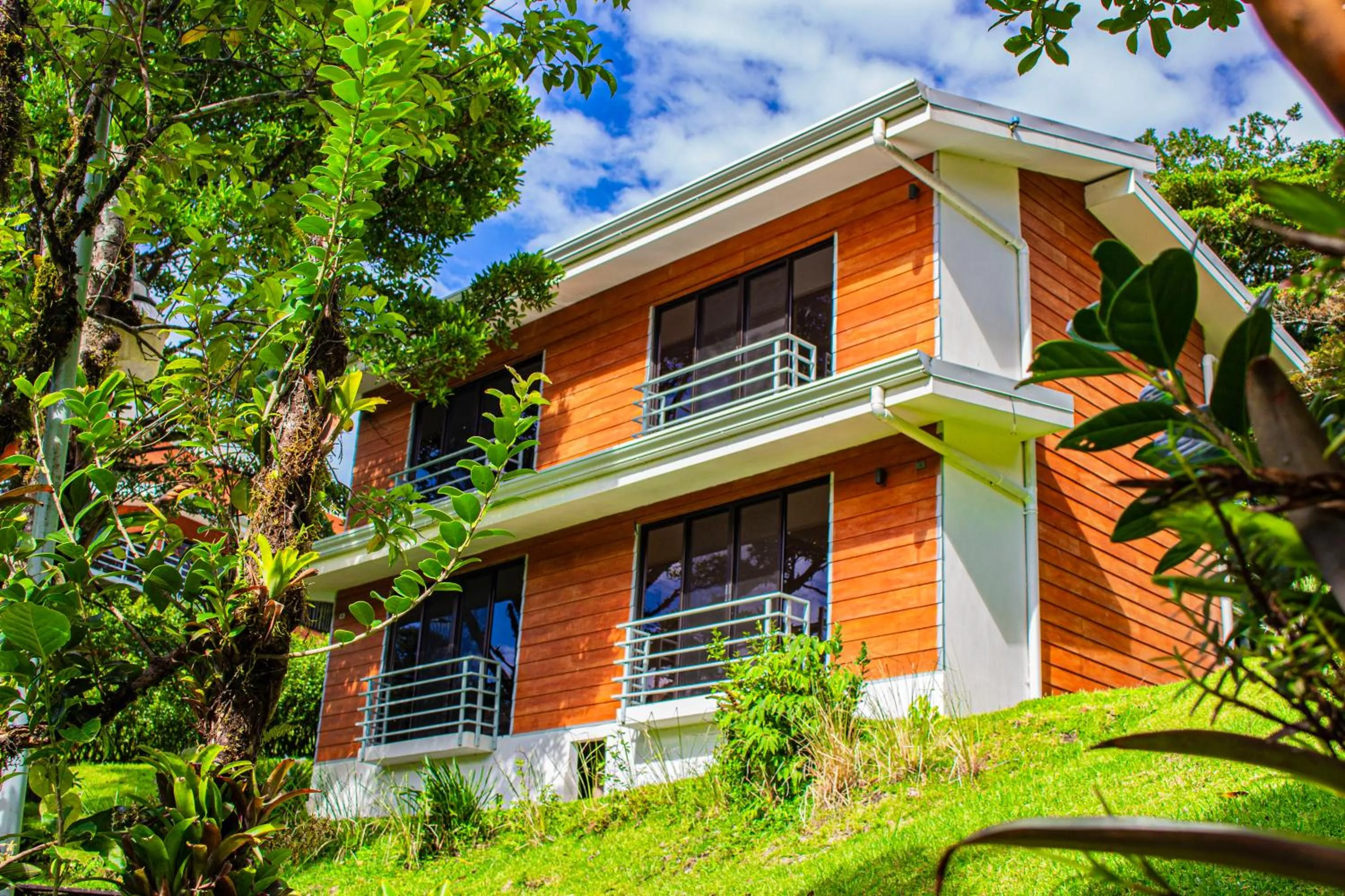 Property building in Burbi Lake Lodge Monteverde