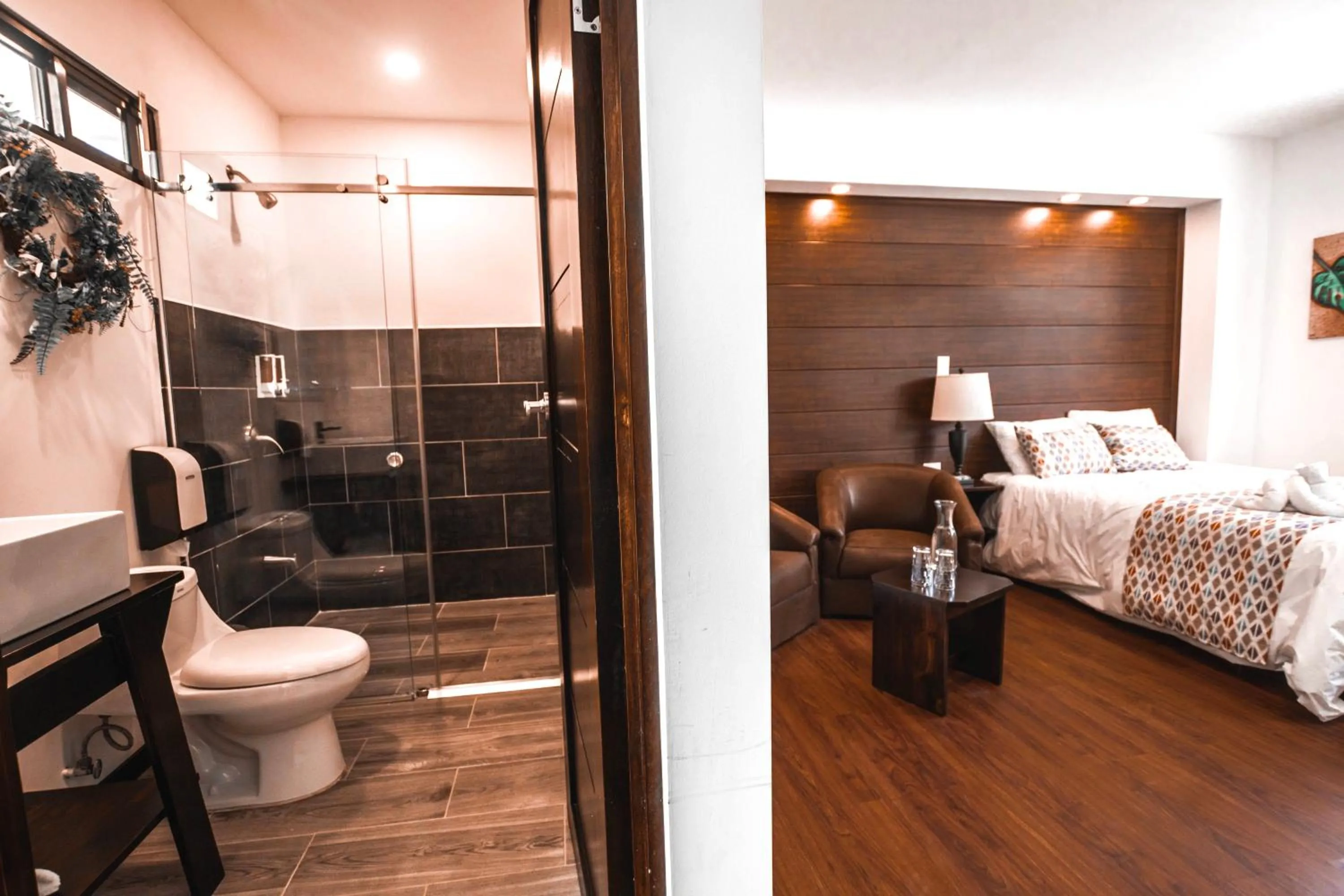 Toilet, Bed in Burbi Lake Lodge Monteverde